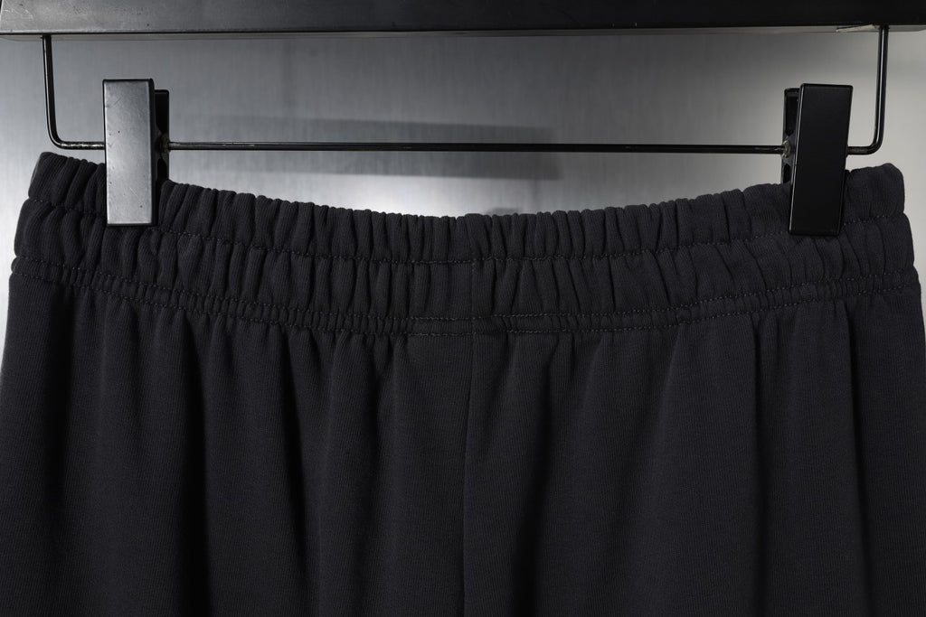 Black elastic waistband with gathered texture