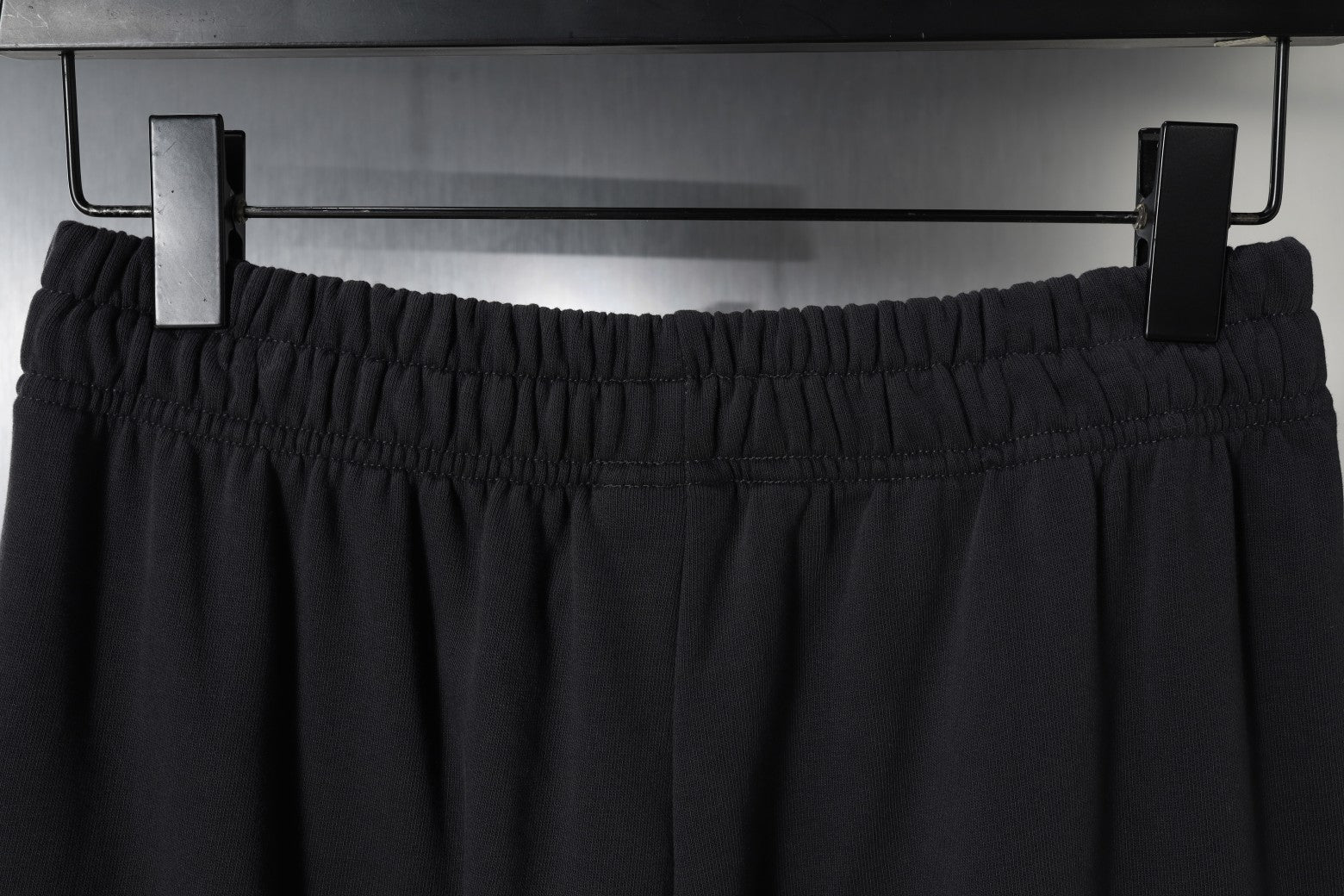 Black elastic waistband with gathered texture