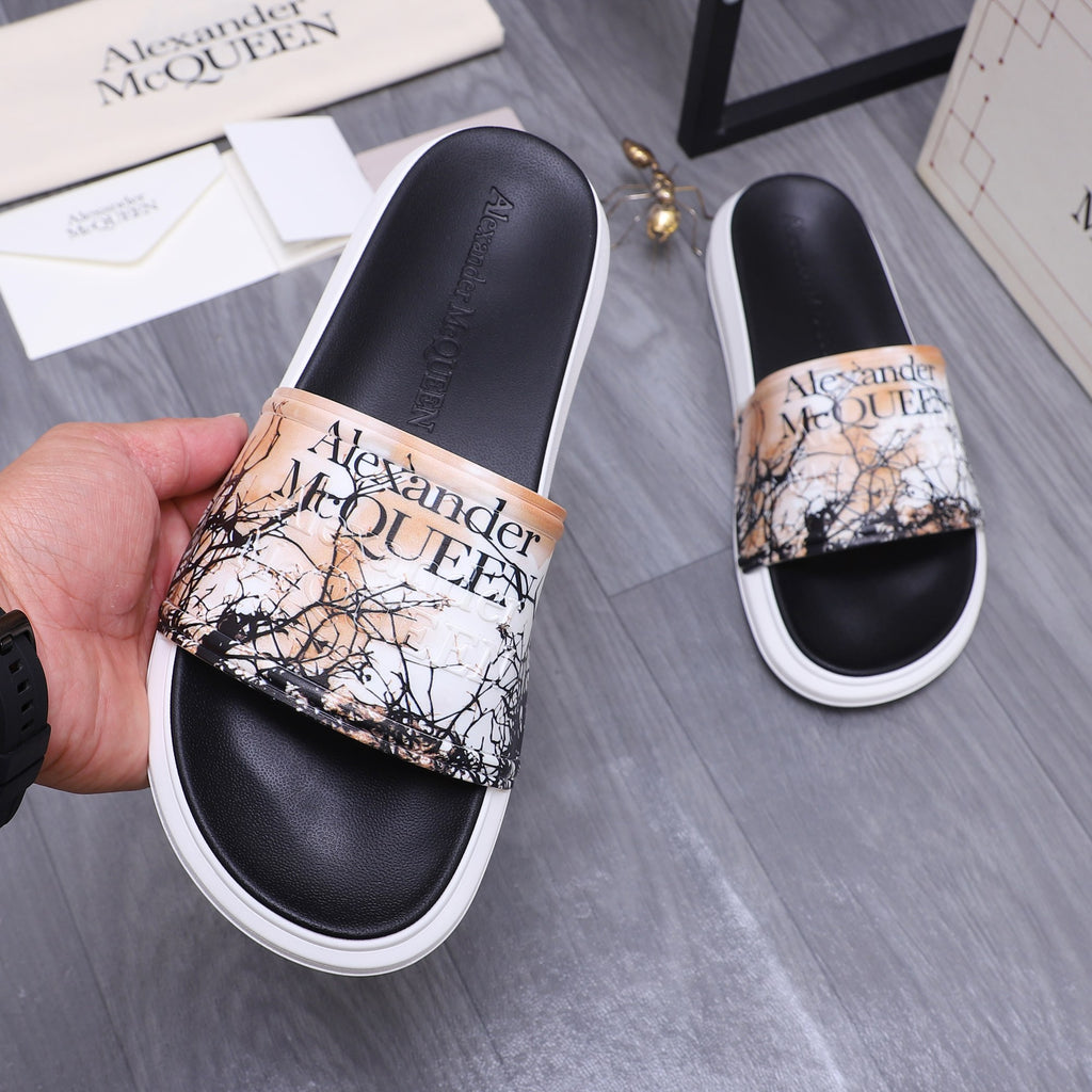 Alexander McQUEEN slide sandals on hand: black footbed with beige graphic print upper