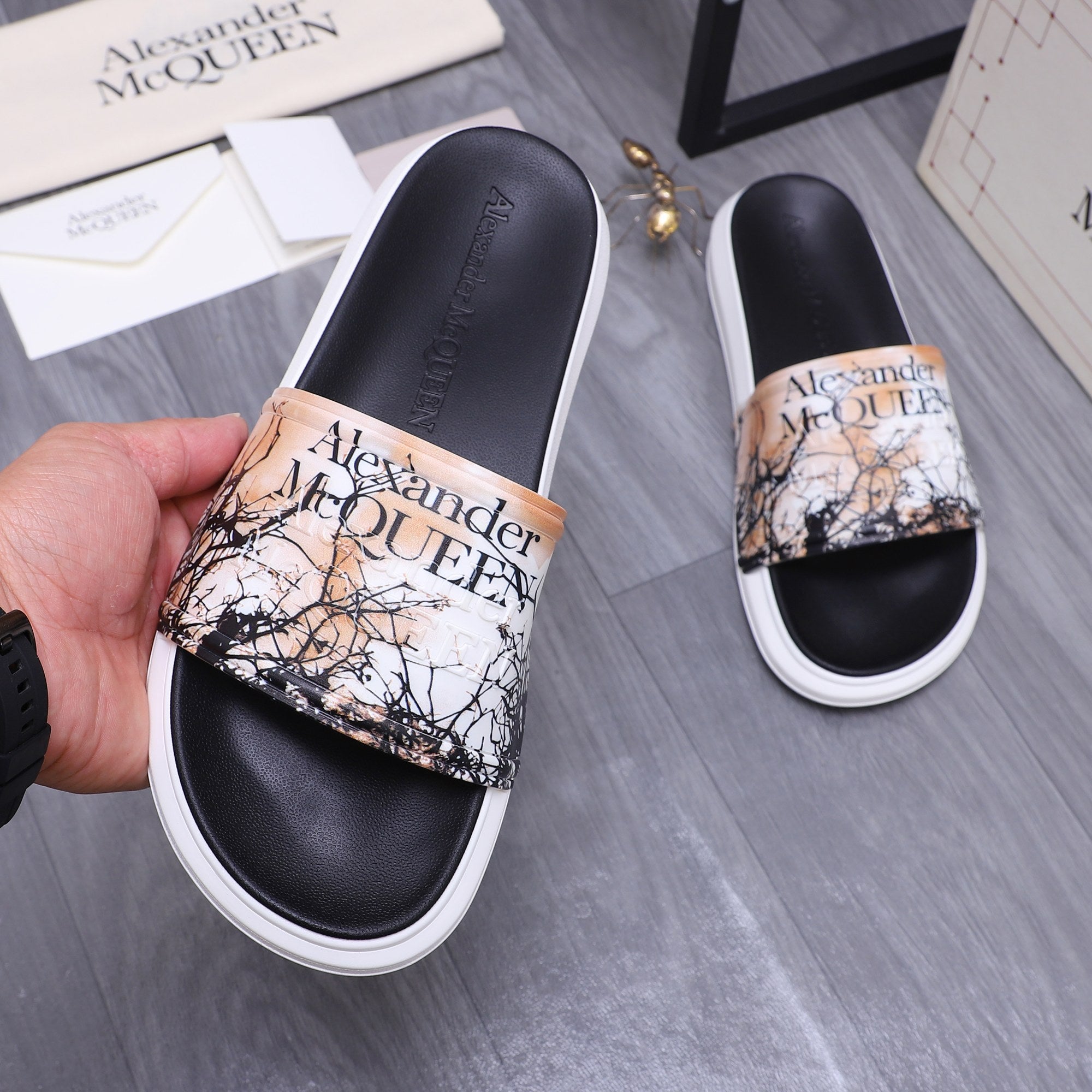 Alexander McQUEEN slide sandals on hand: black footbed with beige graphic print upper