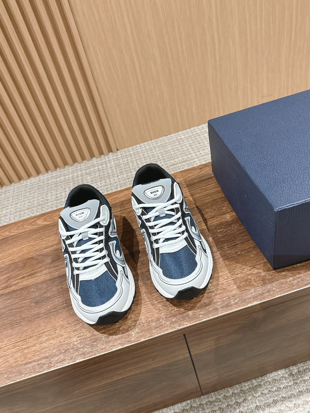 Unisex low-top sneakers in dark blue, white, with lace-up front and logo details