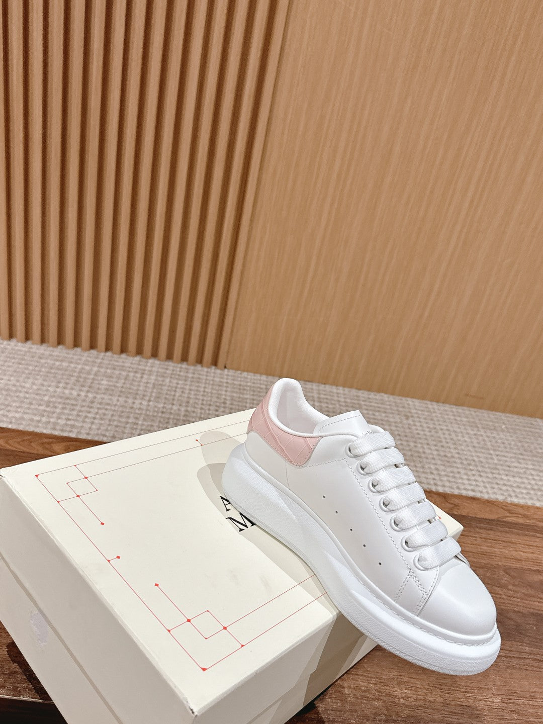 White leather low-top sneakers with lace-up and side panel