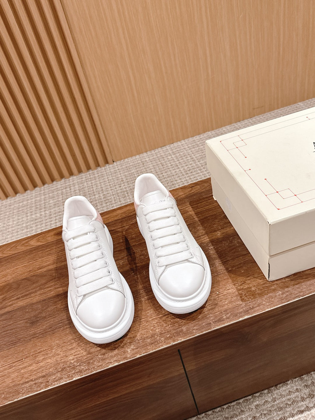 White leather low-top sneakers, lace-up with rubber sole