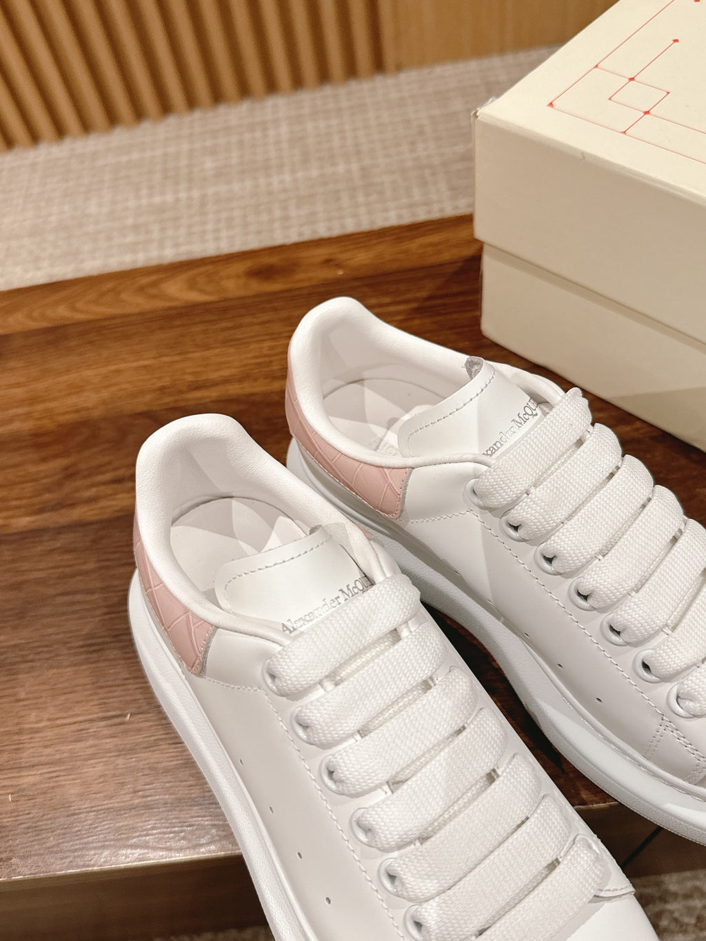 White leather lace-up sneakers with cushioned tongue