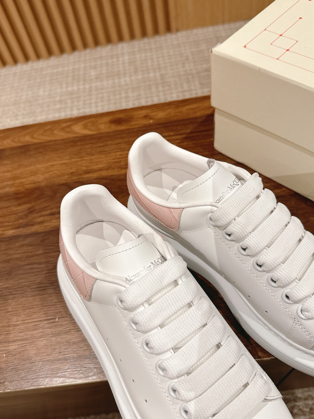 White leather lace-up sneakers with cushioned tongue