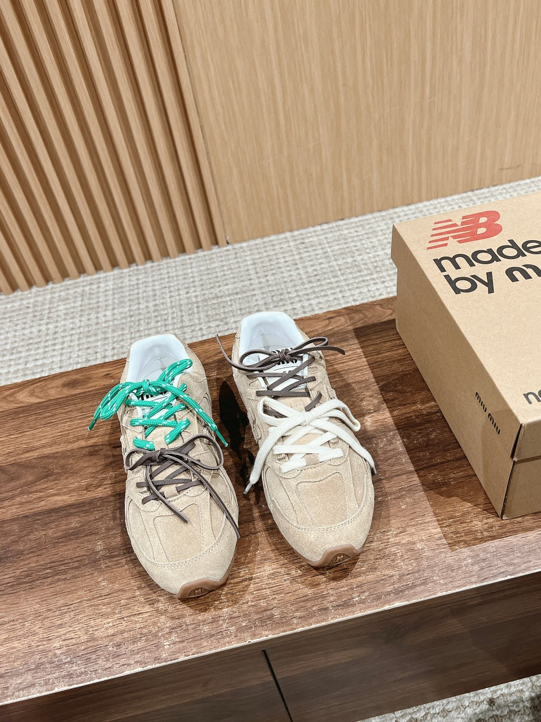 Unisex suede sneakers with green laces, white sole, and logo detail