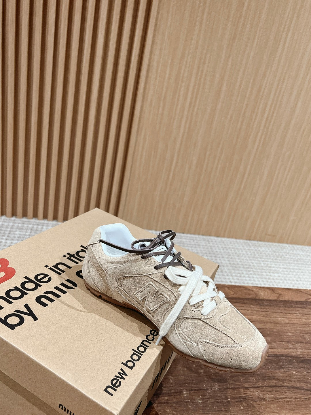 Unisex suede sneakers with white laces and dark lace accents on box