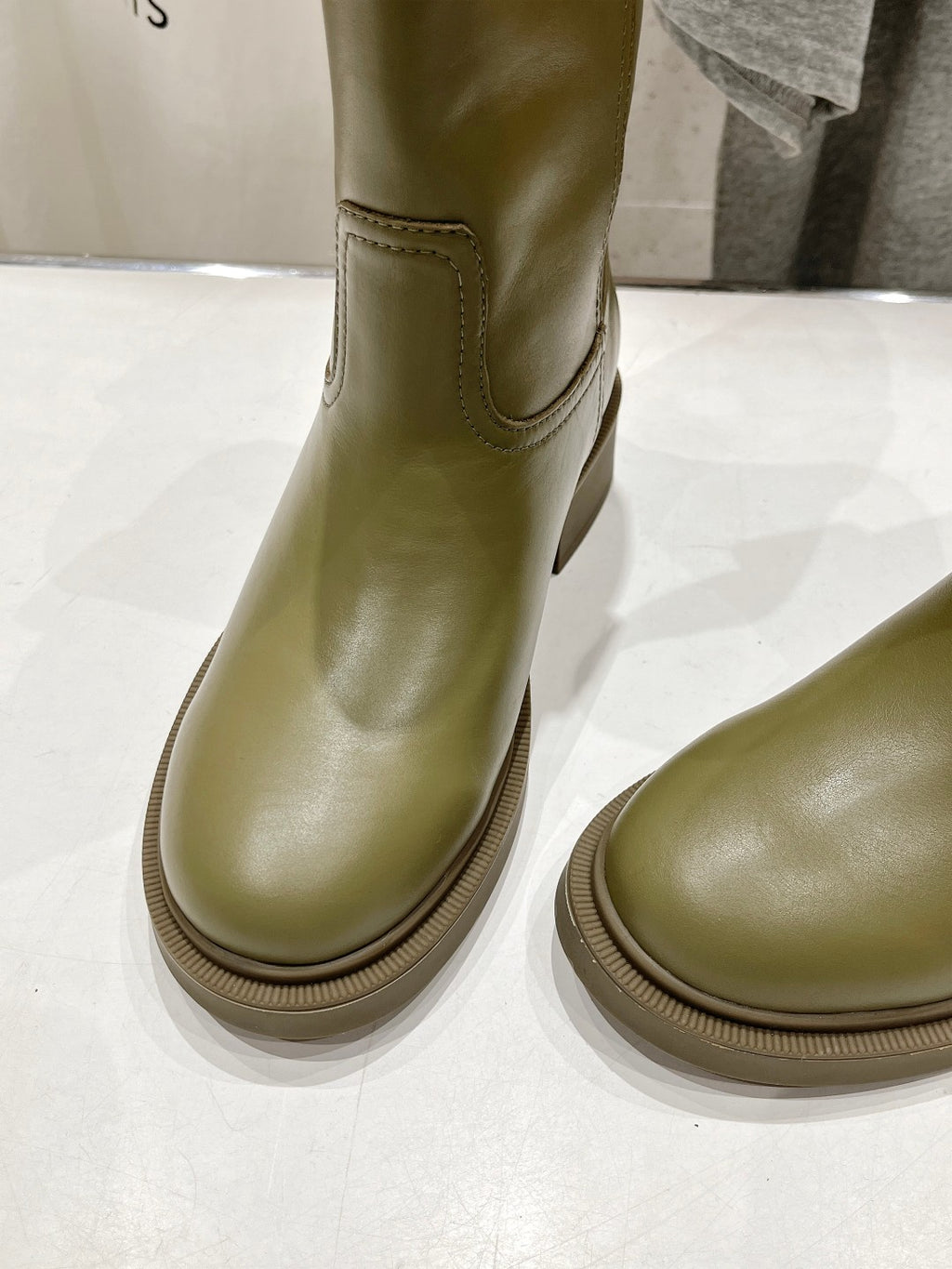 Fendi ladies olive green leather pull-on boots with ribbed sole and side seam