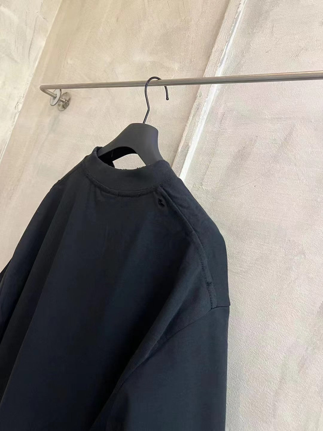 Black short-sleeve T-shirt with crew neck and smooth shoulder