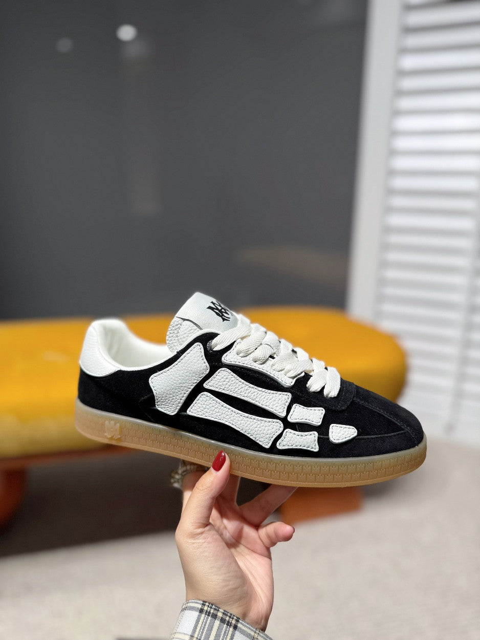 Black-and-white low-top sneaker, lace-up with contrasting side panel, gum sole