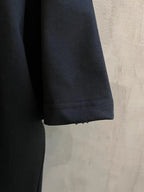Sleeve and hem edge of dark short-sleeve T-shirt