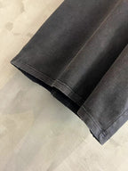 Black T-shirt with straight hem and visible sleeve seam