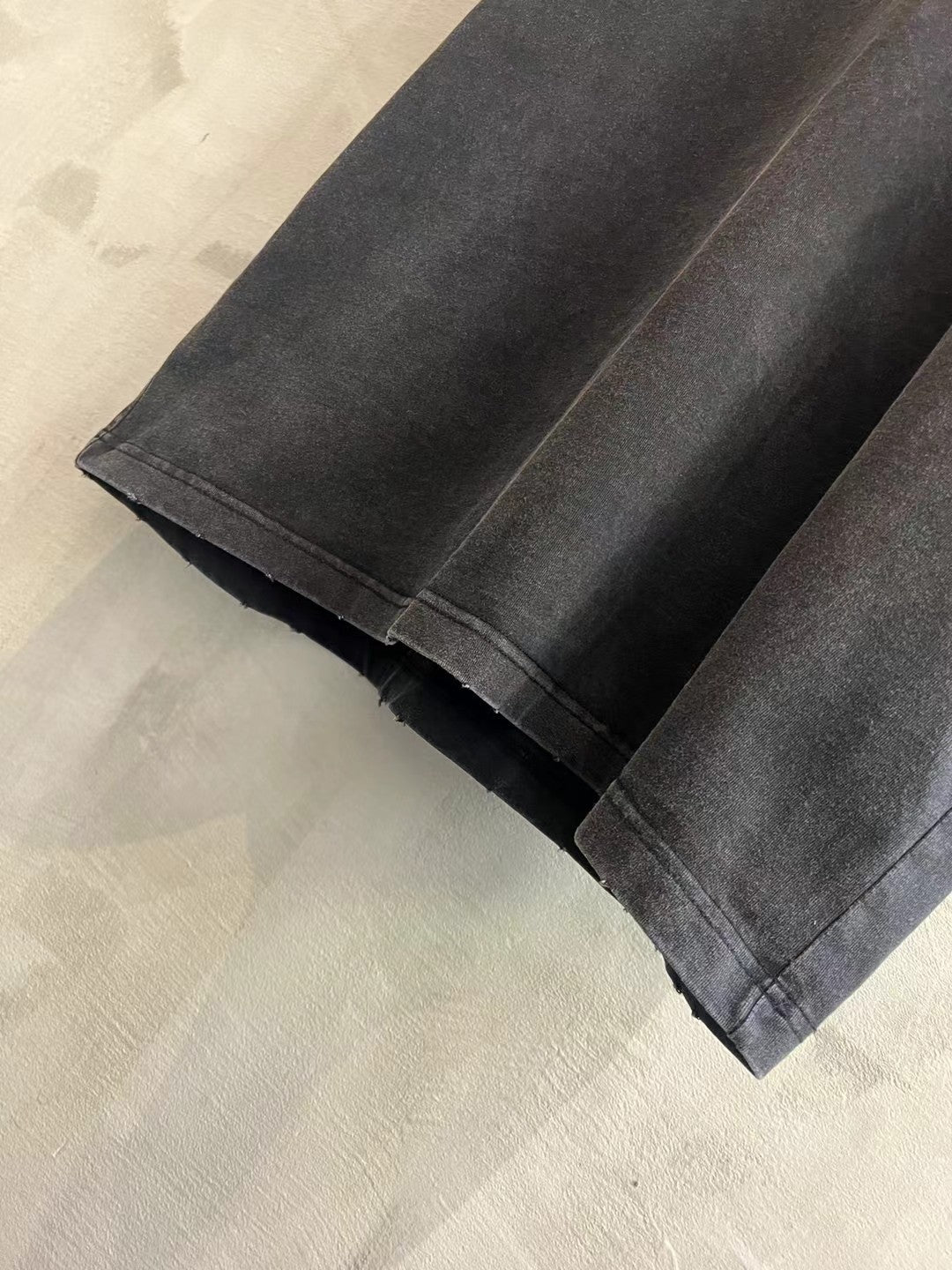 Black T-shirt with straight hem and visible sleeve seam