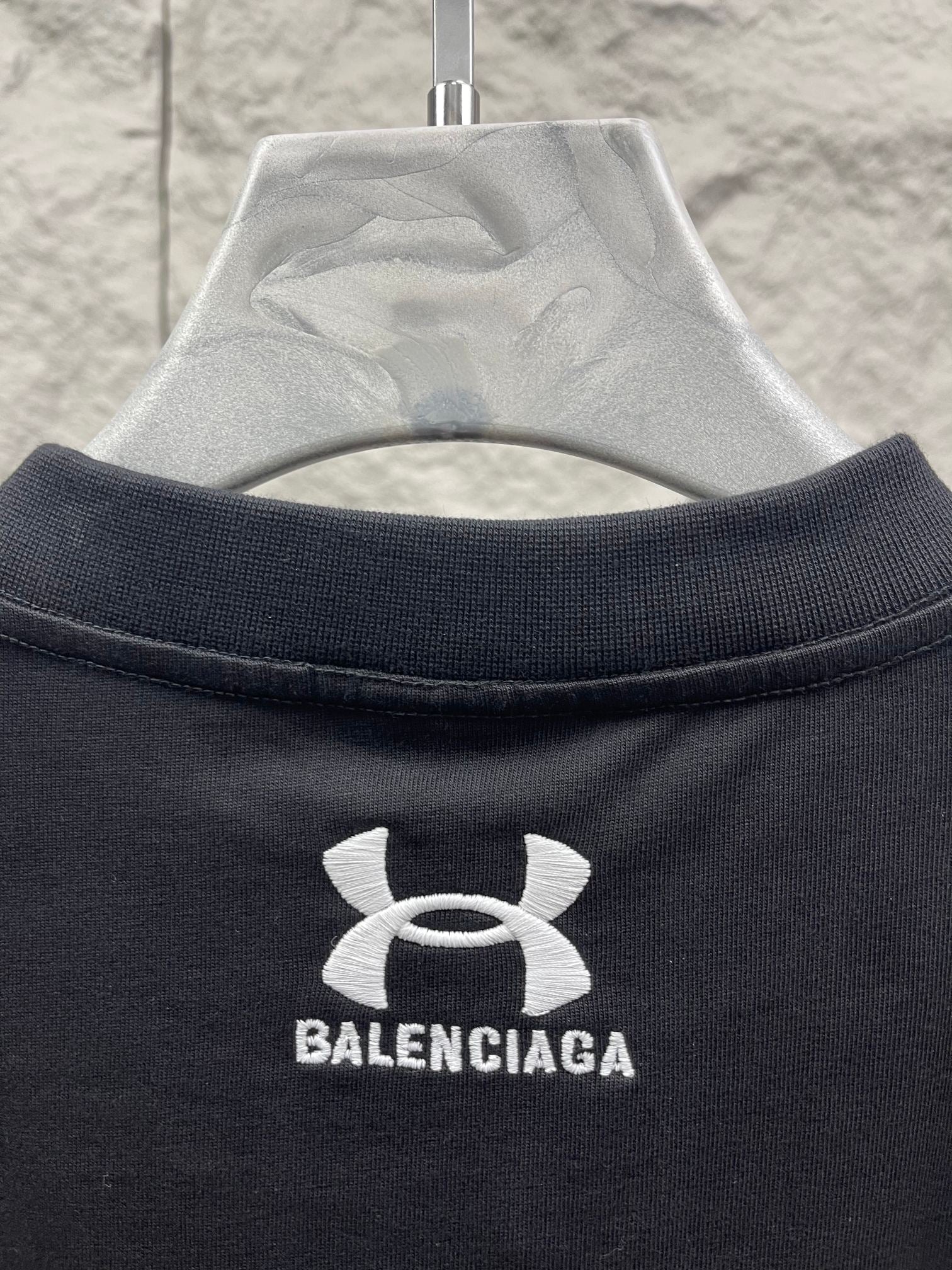 Dark navy T-shirt collar with white emblem and BALENCIAGA text logo