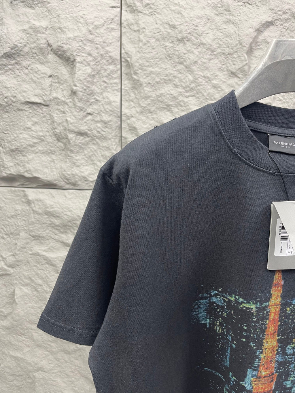 Dark gray short-sleeve T-shirt with Eiffel Tower print and crew neck detail