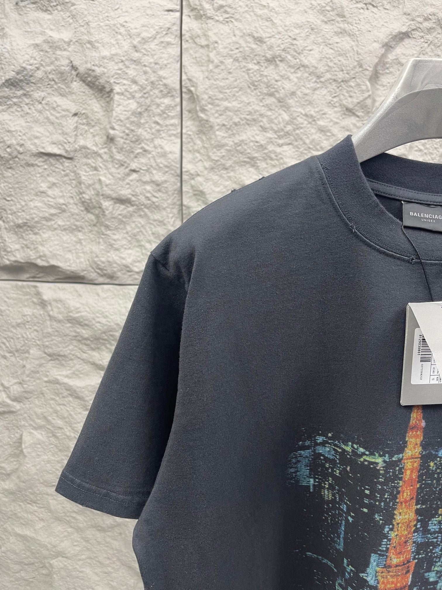 Dark gray short-sleeve T-shirt with Eiffel Tower print and crew neck detail