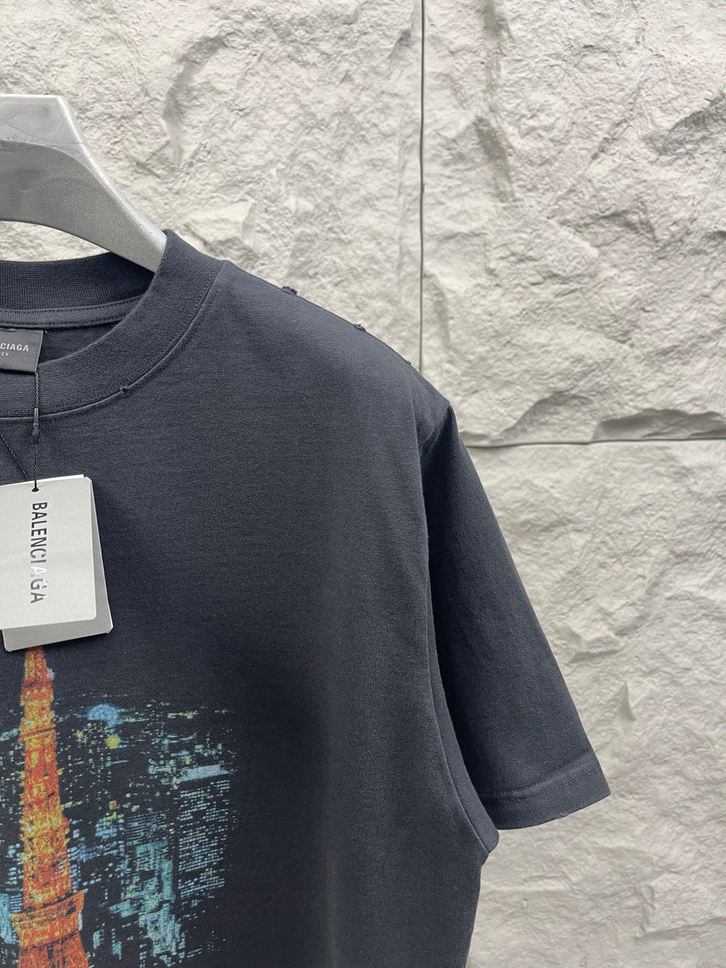 Dark gray short-sleeve T-shirt with side view and Eiffel Tower graphic print on the front