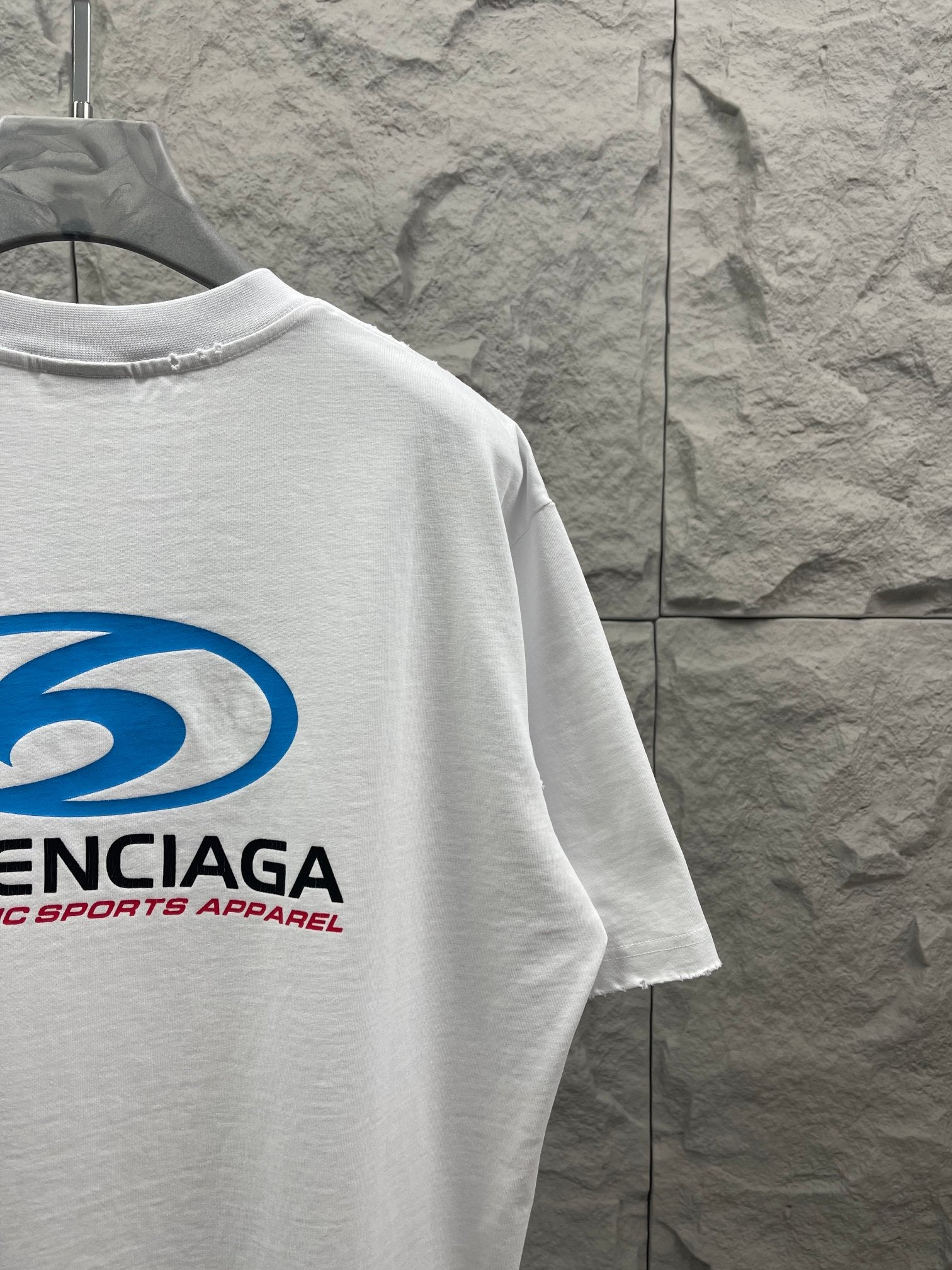 White short-sleeve T-shirt sleeve and chest Balenciaga logo with neck tag
