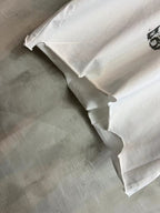 White short-sleeve T-shirt with distressed print and curved hem