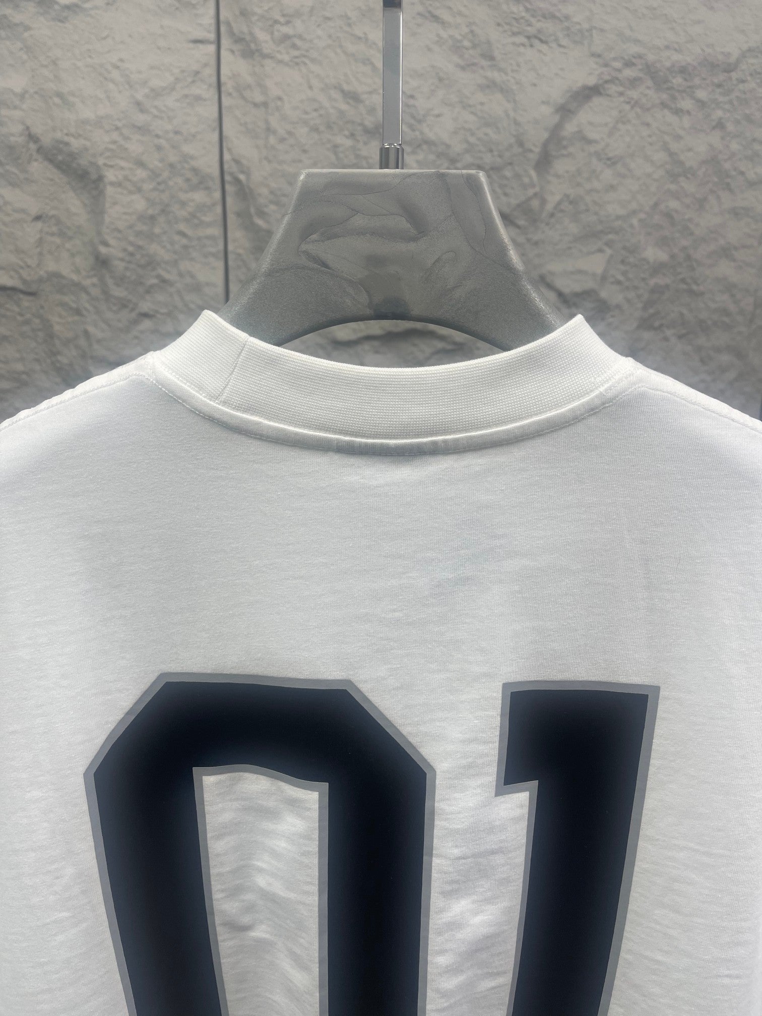 Short-sleeve T-shirt, white; high collar with large navy '01' emblem