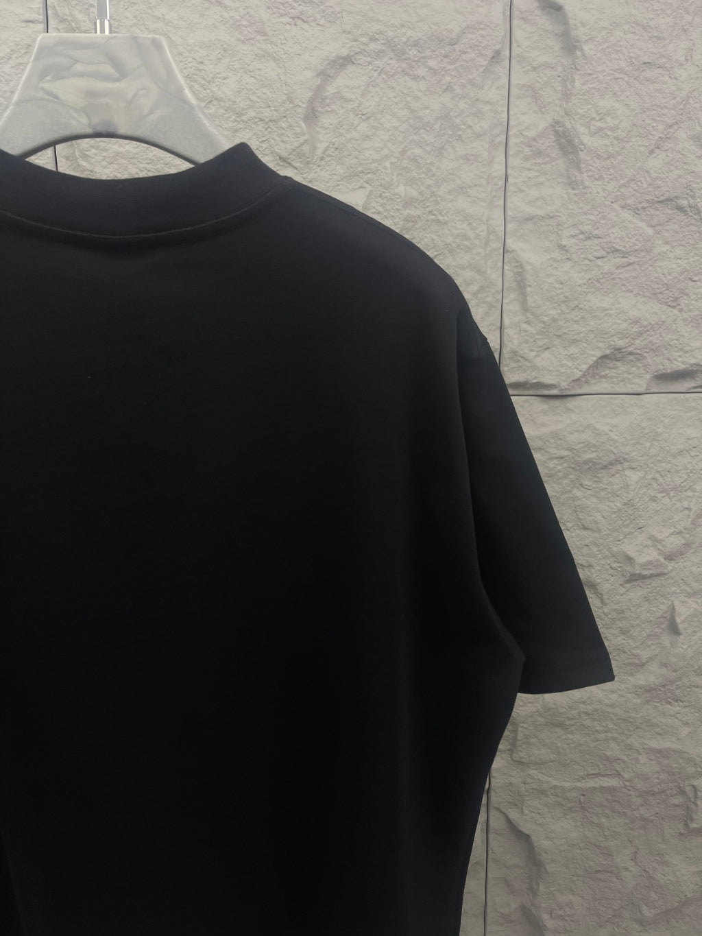 Black crewneck T-shirt with plain shoulder and collar