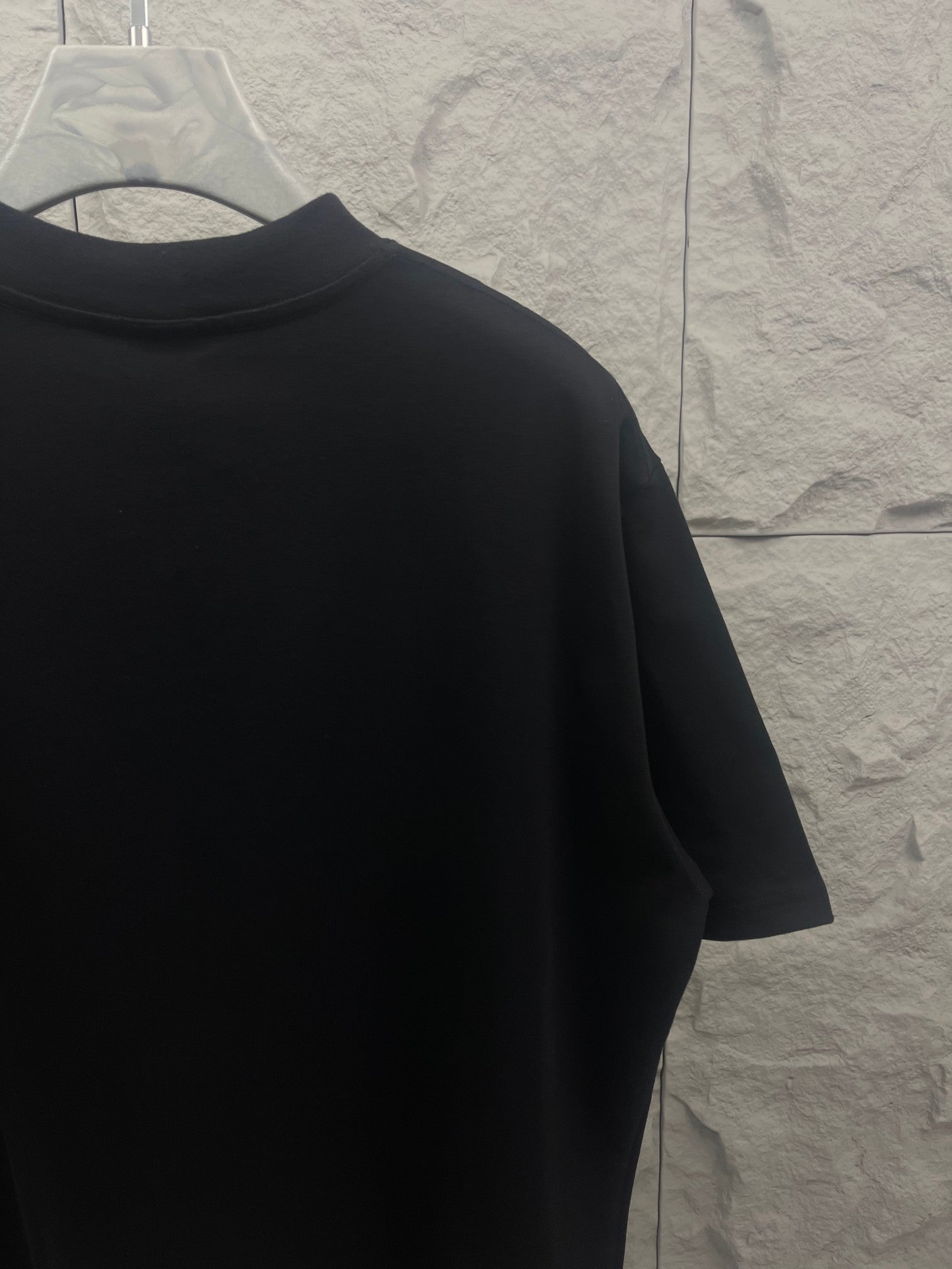 Black crewneck T-shirt with plain shoulder and collar