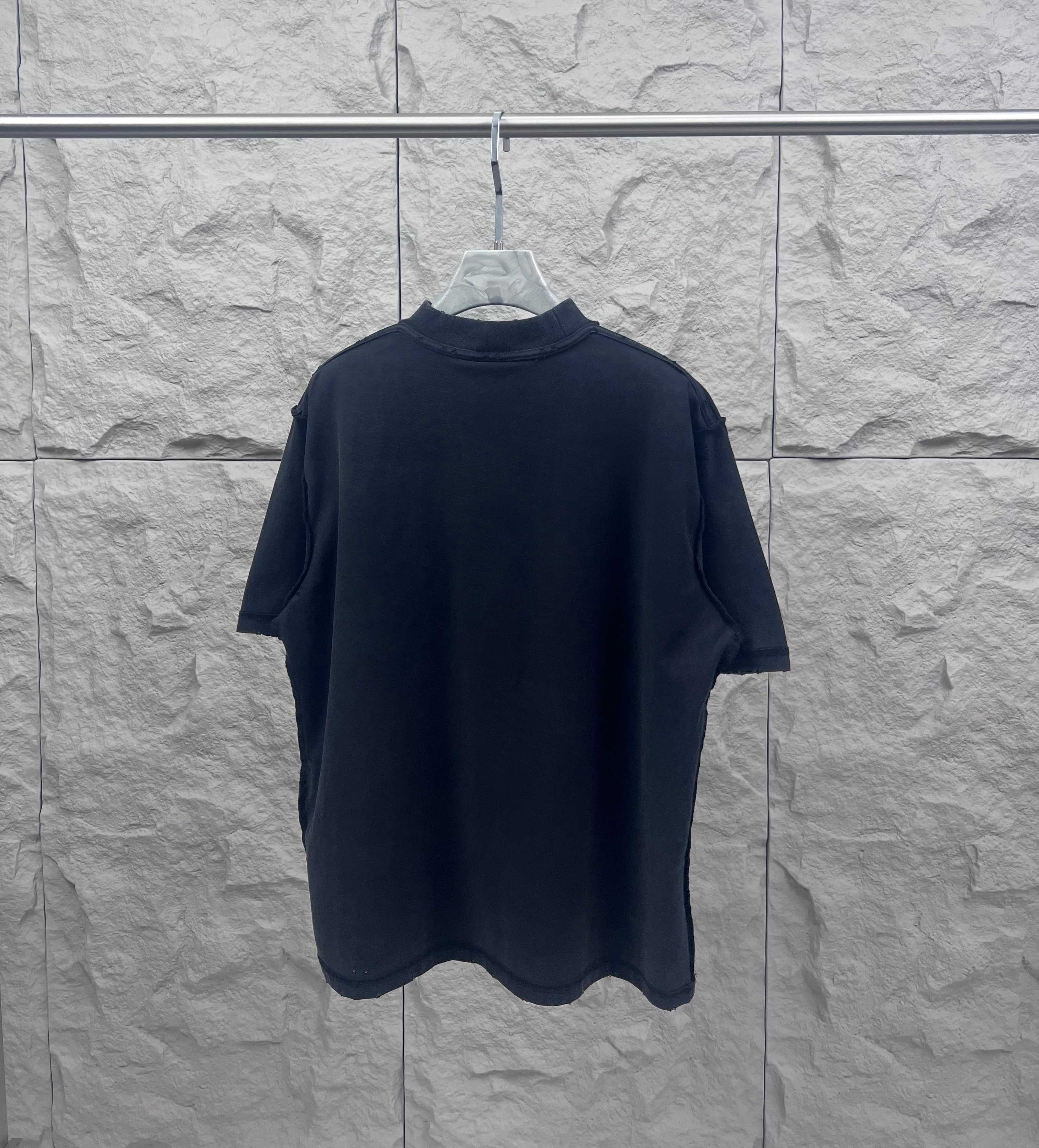 Dark crew-neck T-shirt with short sleeves, plain back