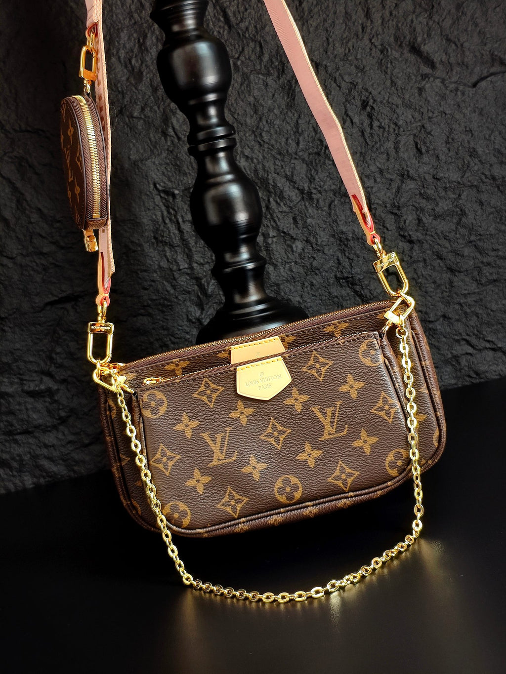 Louis Vuitton crossbody bag with monogram canvas and gold chain, front flap with label plate