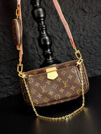 Louis Vuitton crossbody bag with monogram canvas and gold chain, front flap with label plate
