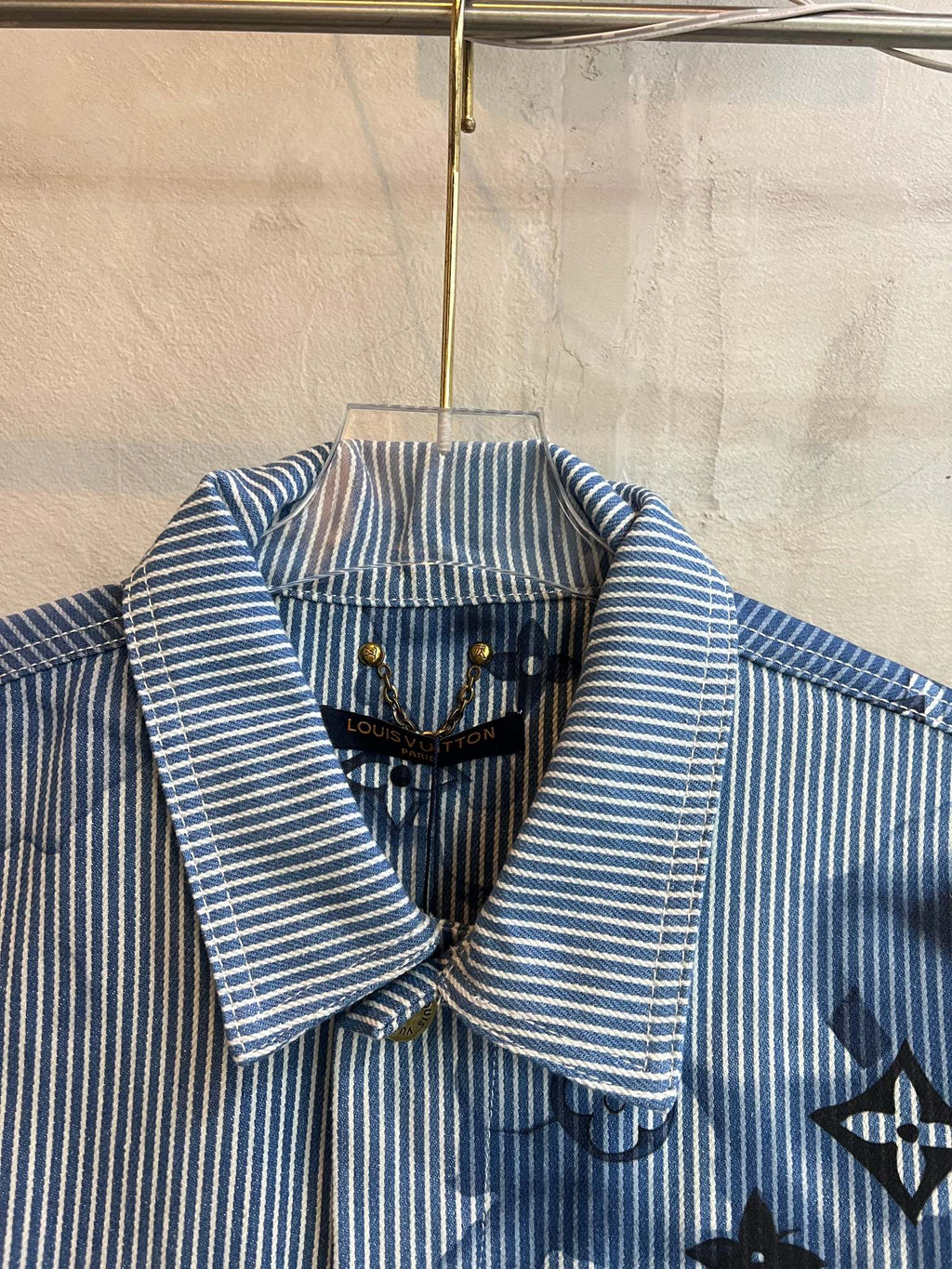 Long-sleeve shirt collar and front placket in light blue stripes with dark blue motif print