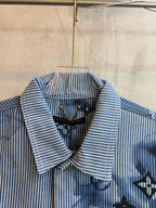 Long-sleeve shirt collar and front placket in light blue stripes with dark blue motif print