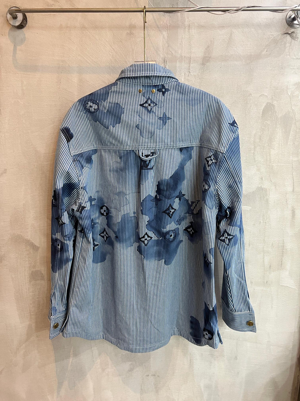 Long-sleeve shirt back view in light blue with dark blue motif print and button closure