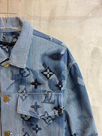 Long-sleeve shirt chest area in light blue stripes with dark blue motif print and button pocket