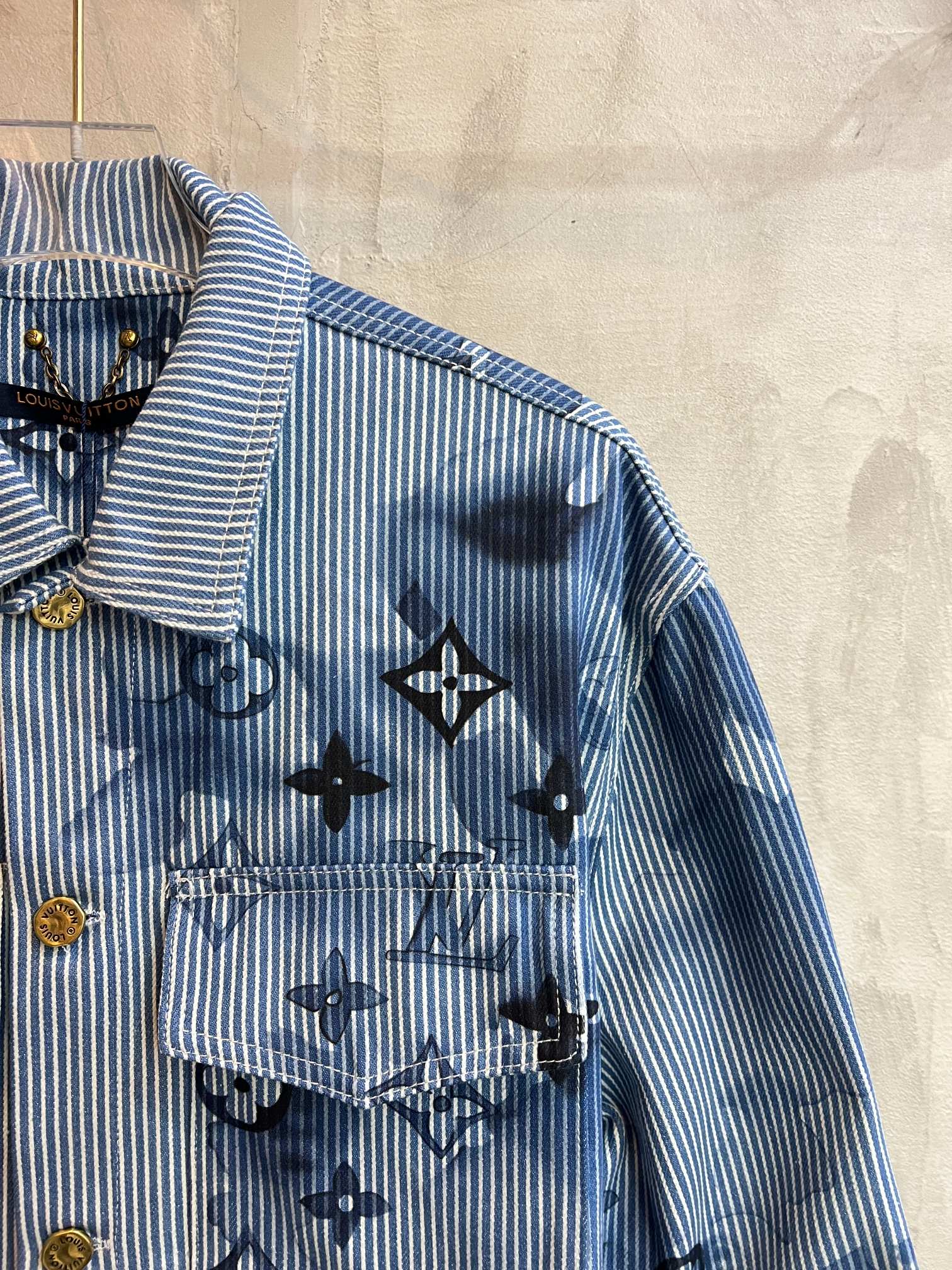 Long-sleeve shirt chest area in light blue stripes with dark blue motif print and button pocket