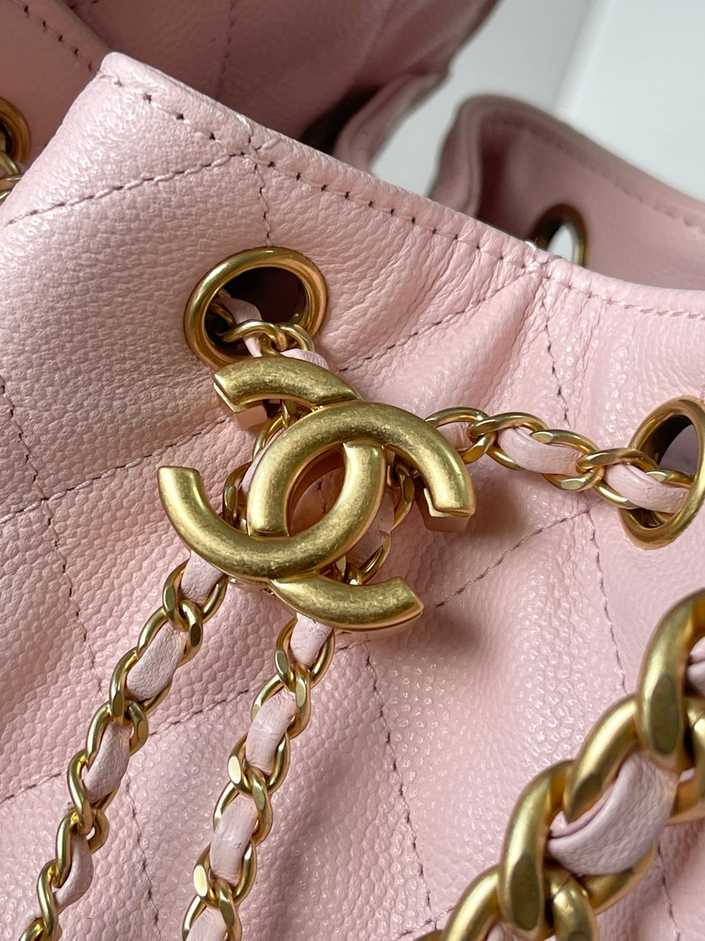Pink leather Chanel bag clasp with gold CC and interlinked chain detail