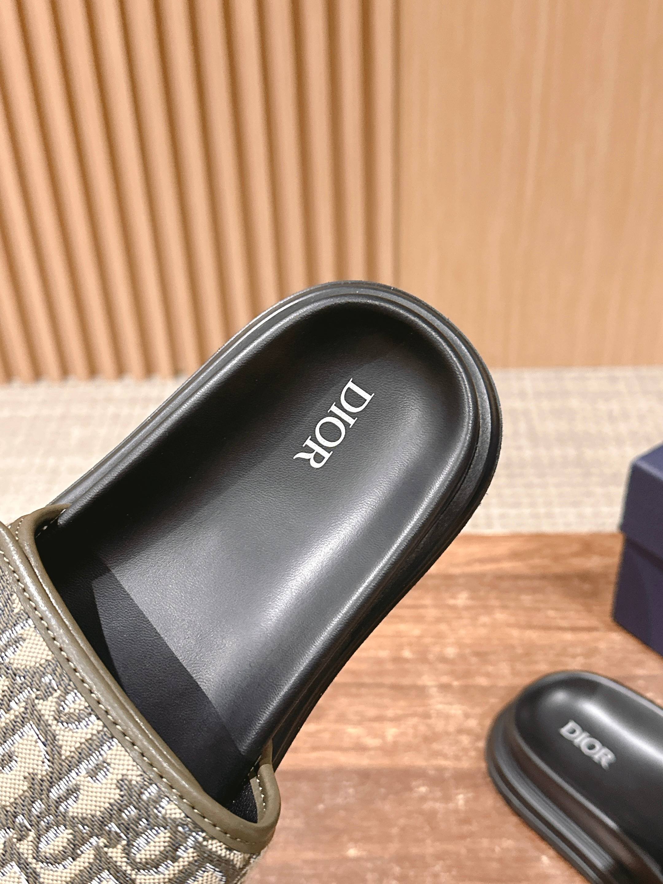 Black Dior slide sandal footbed with Dior logo and beige Oblique strap edge