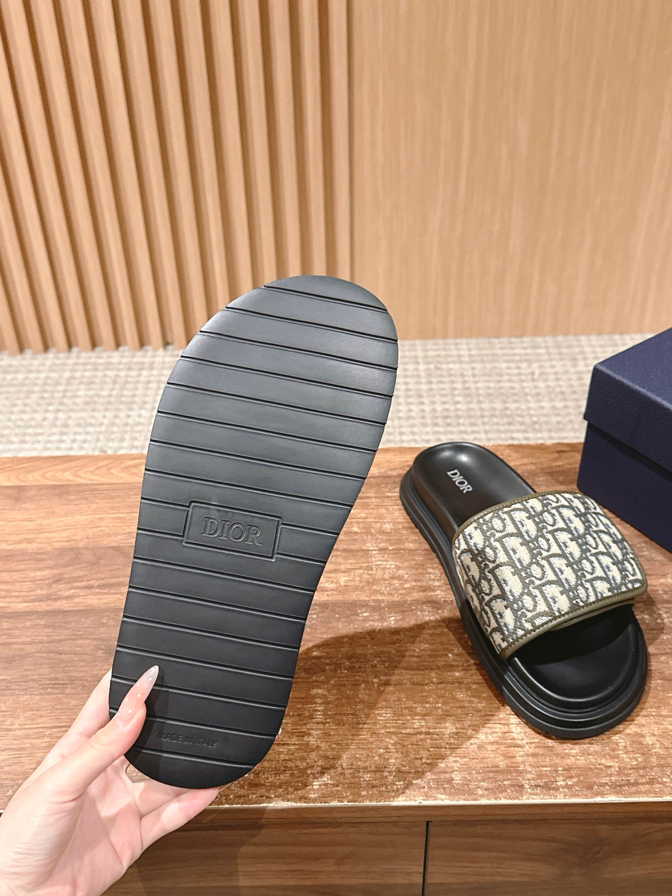 Dior slide sandal outsole with ribbed tread and beige Oblique strap