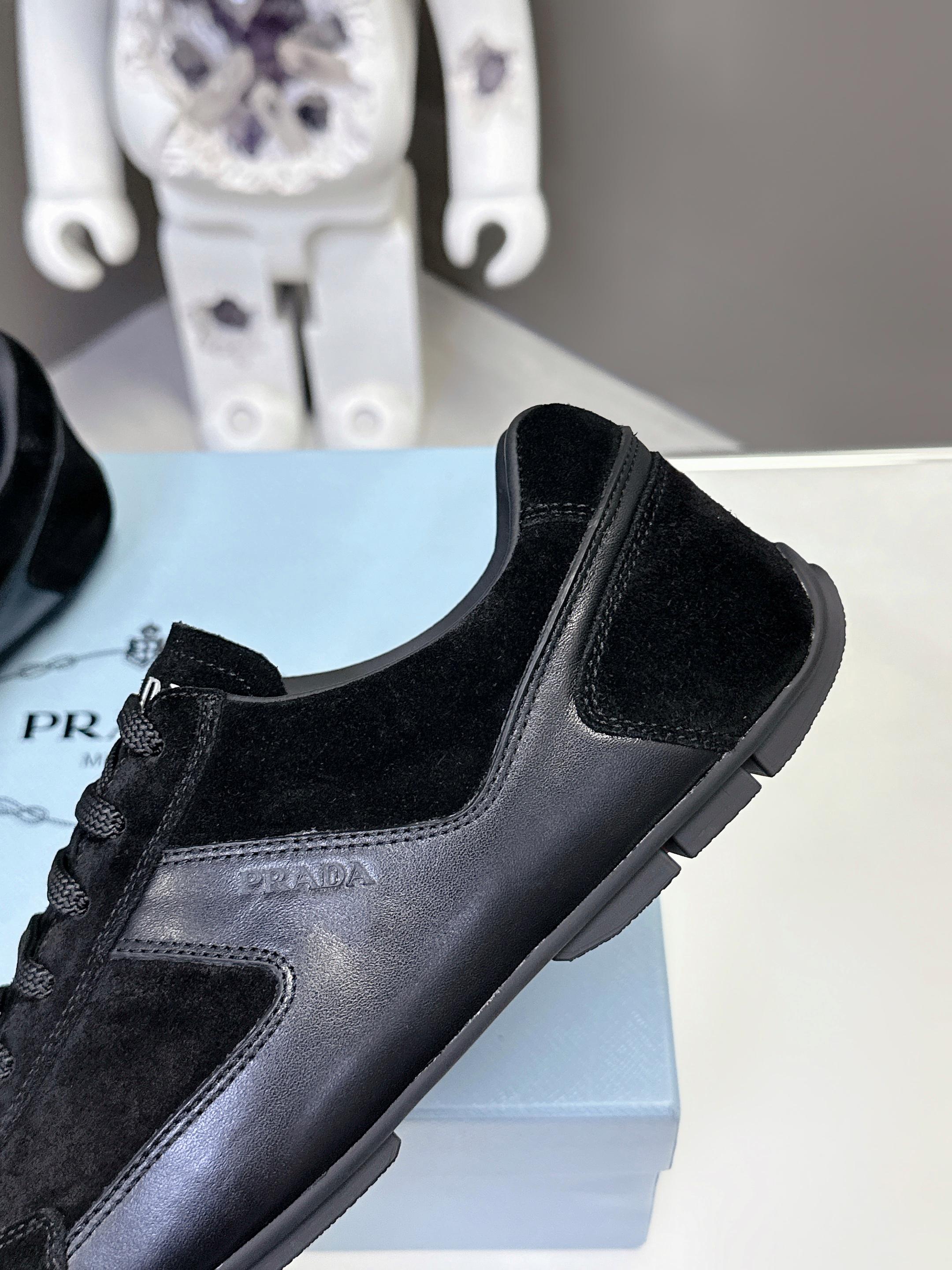 Unisex black sneakers, suede-look side panel and rubber sole