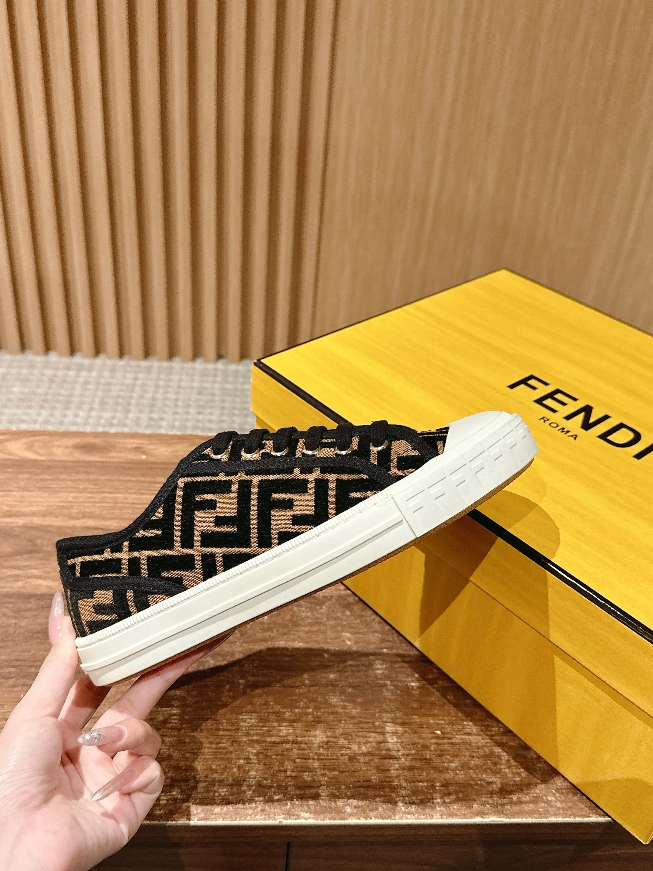 Luxury Shoes Fendi Unisex
