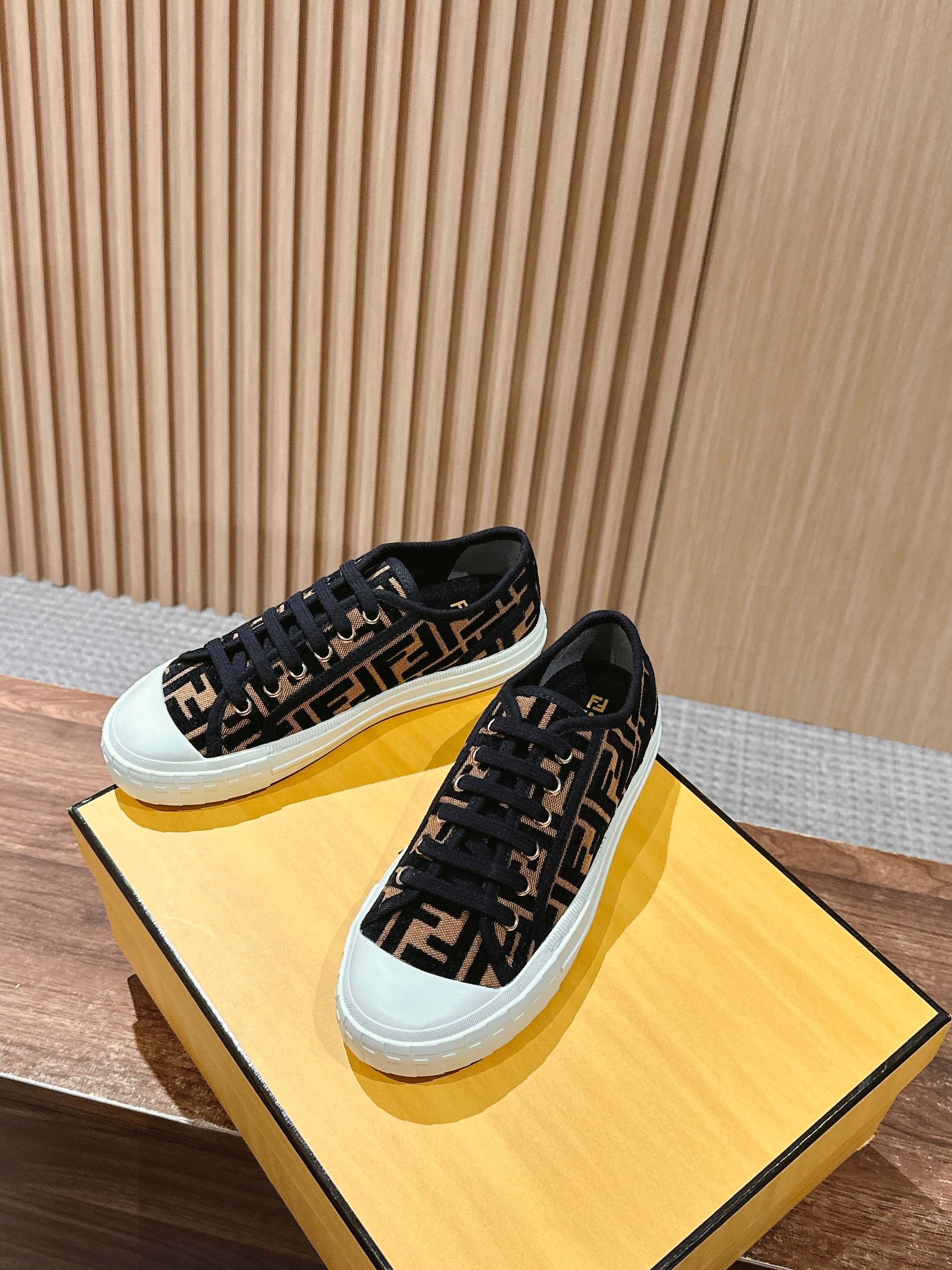 Luxury Shoes Fendi Unisex