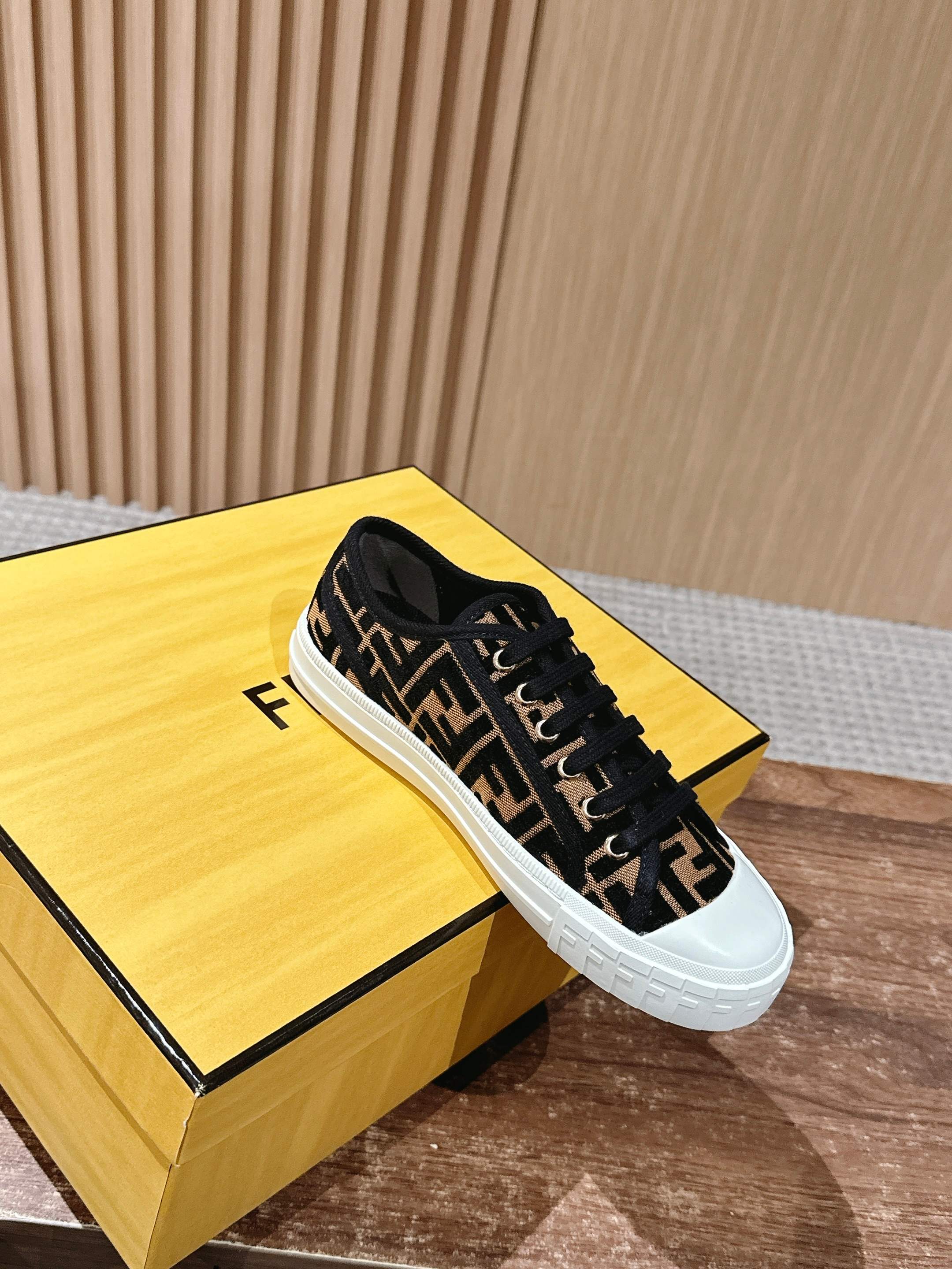 Luxury Shoes Fendi Unisex