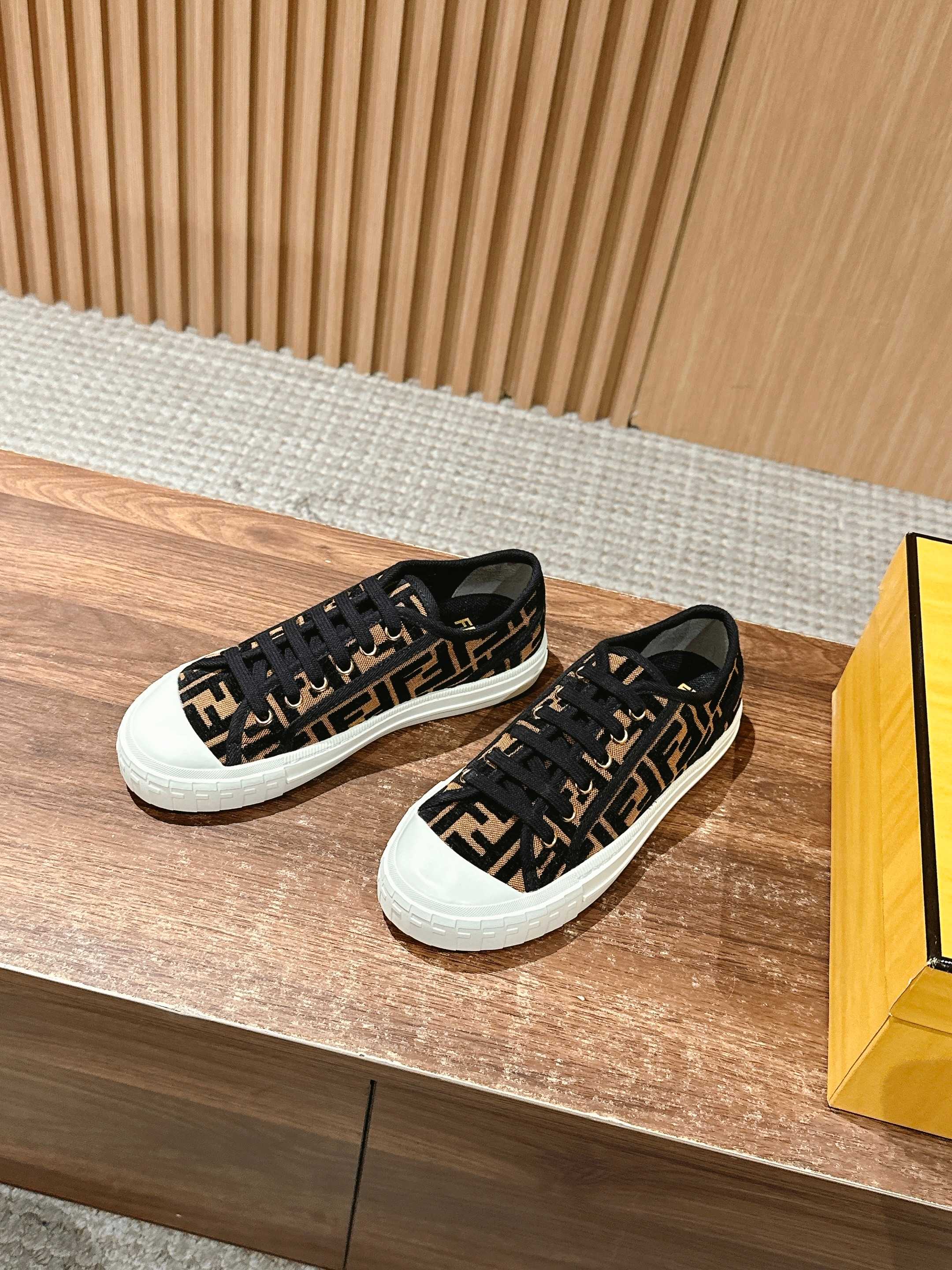 Luxury Shoes Fendi Unisex
