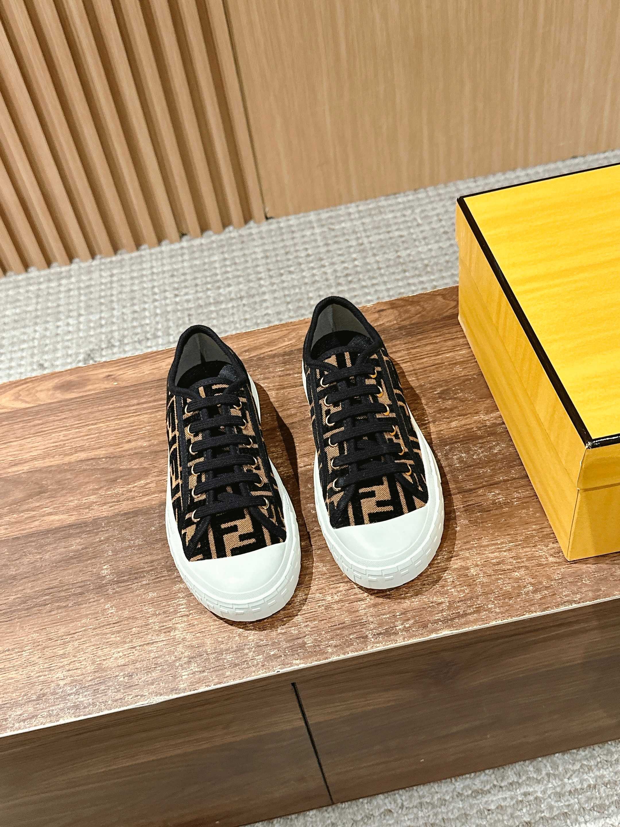 Luxury Shoes Fendi Unisex