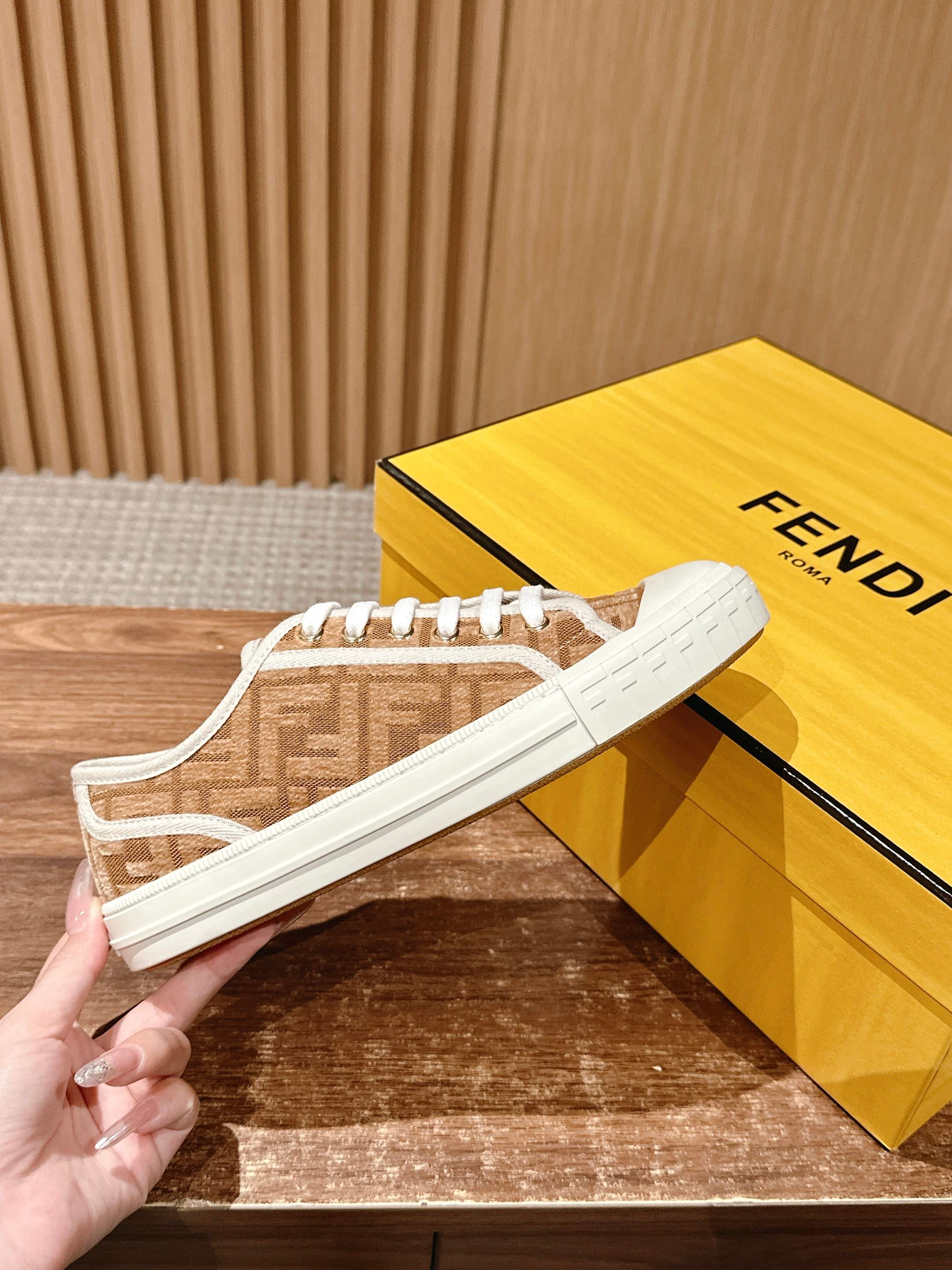 Luxury Shoes Fendi Unisex