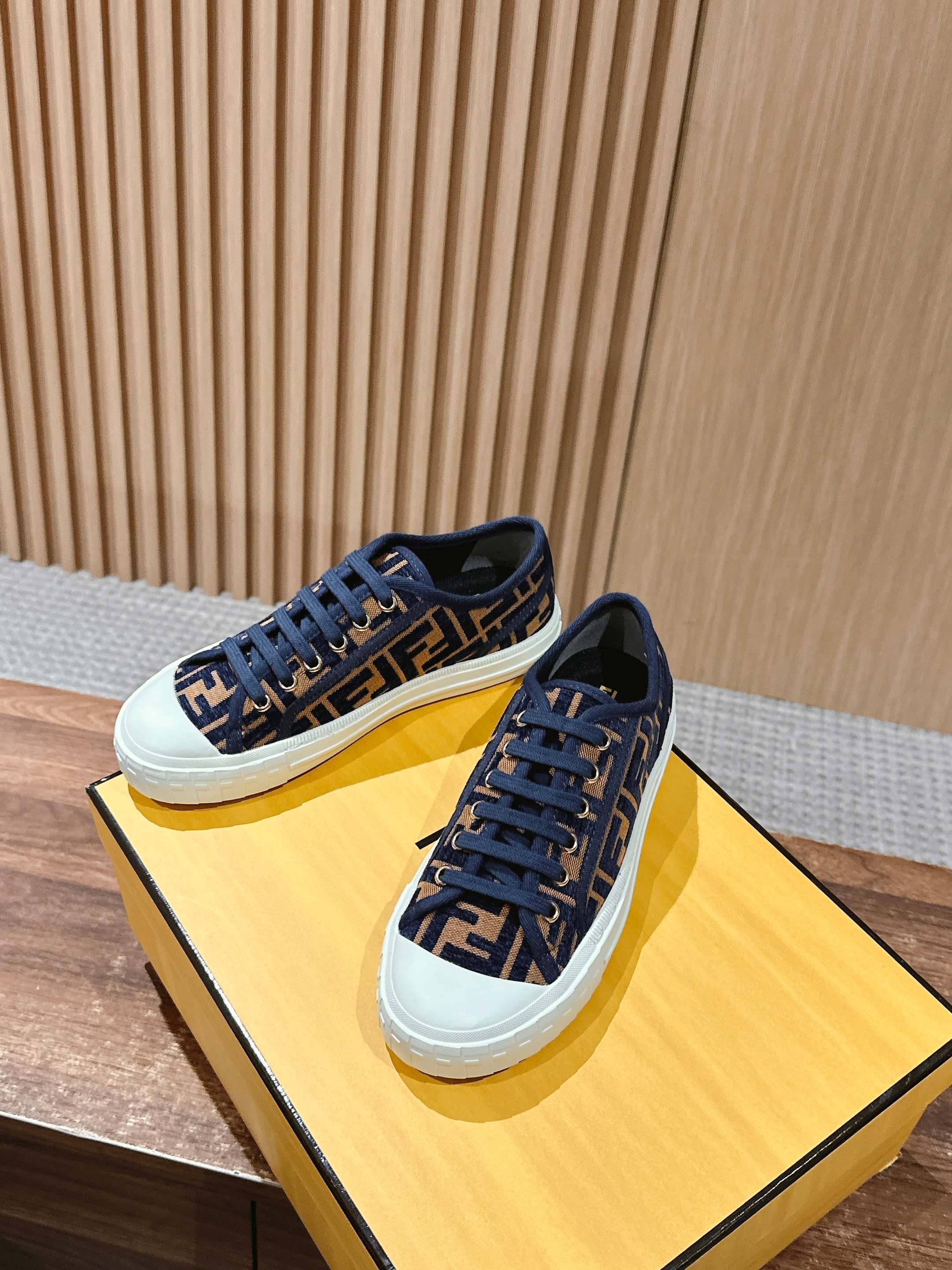 Luxury Shoes Fendi Unisex
