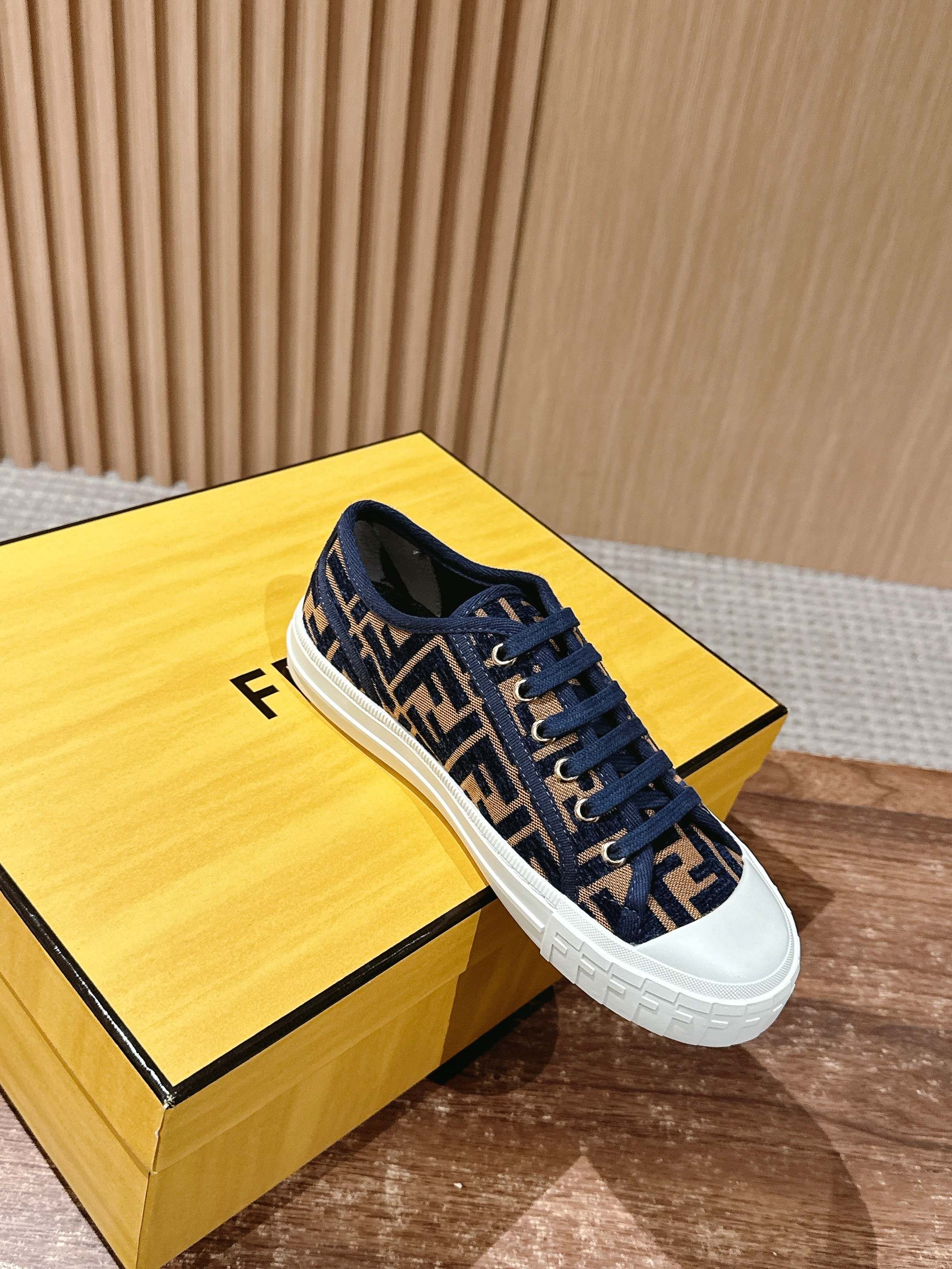 Luxury Shoes Fendi Unisex