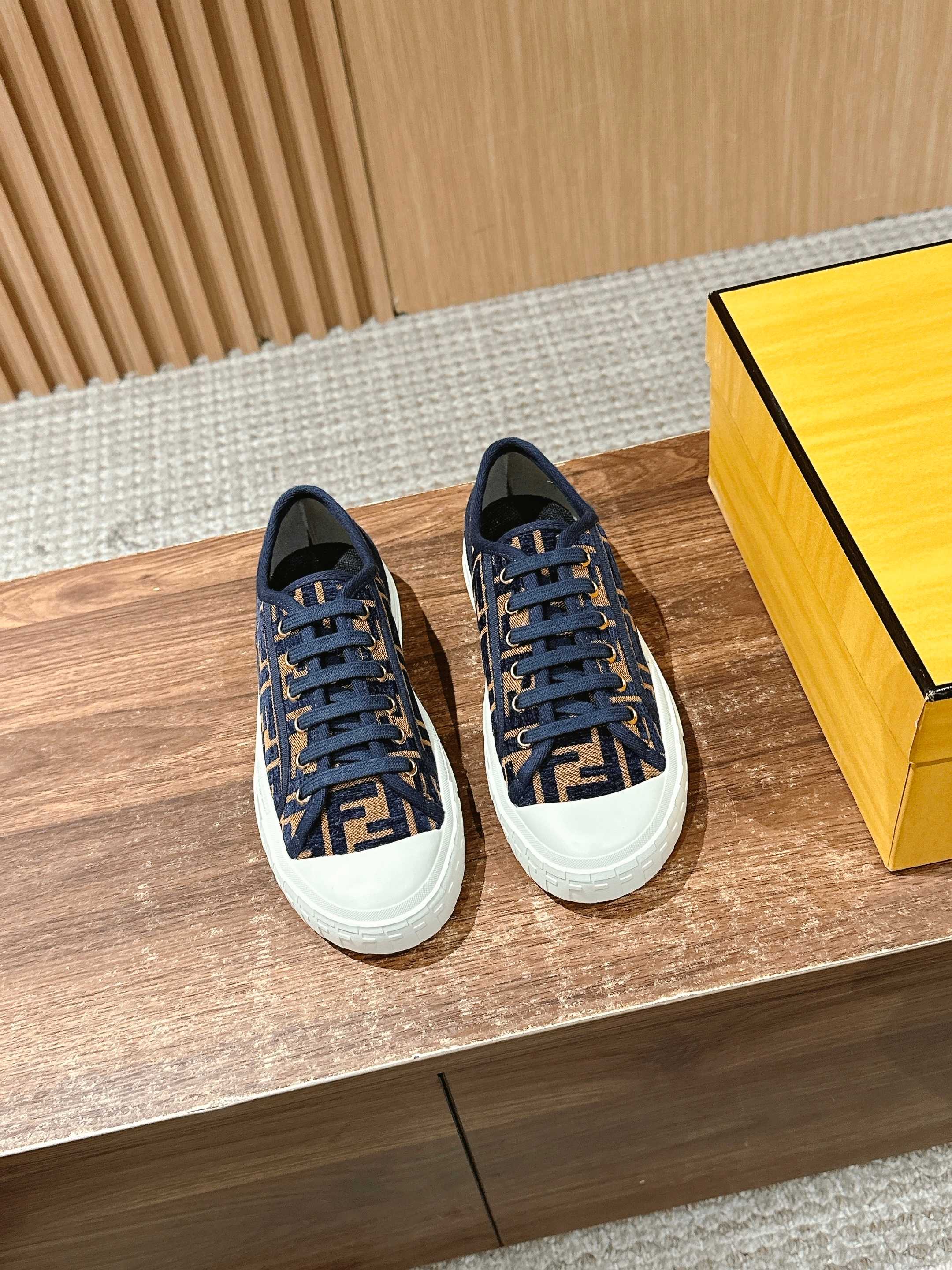 Luxury Shoes Fendi Unisex