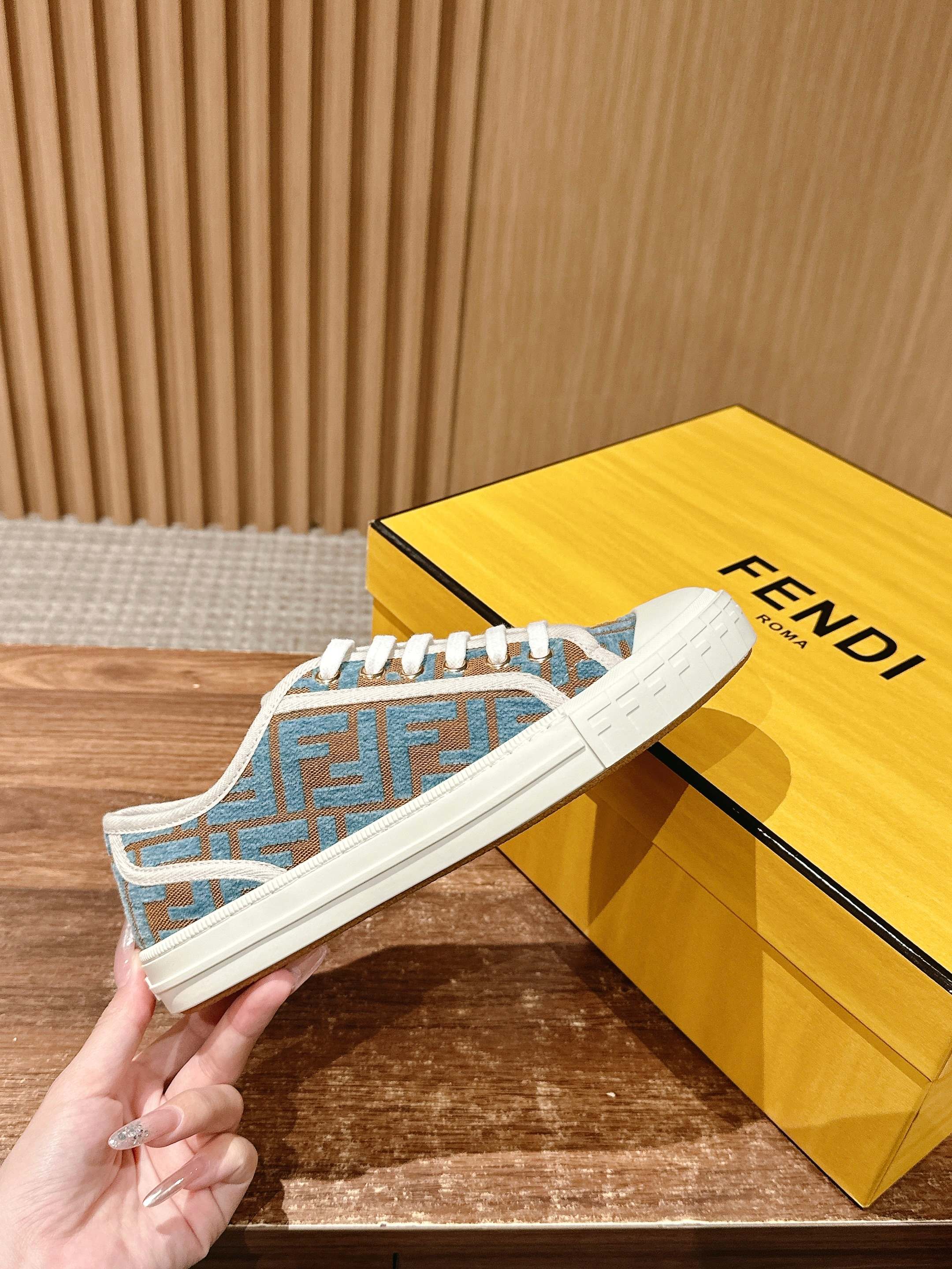 Luxury Shoes Fendi Unisex