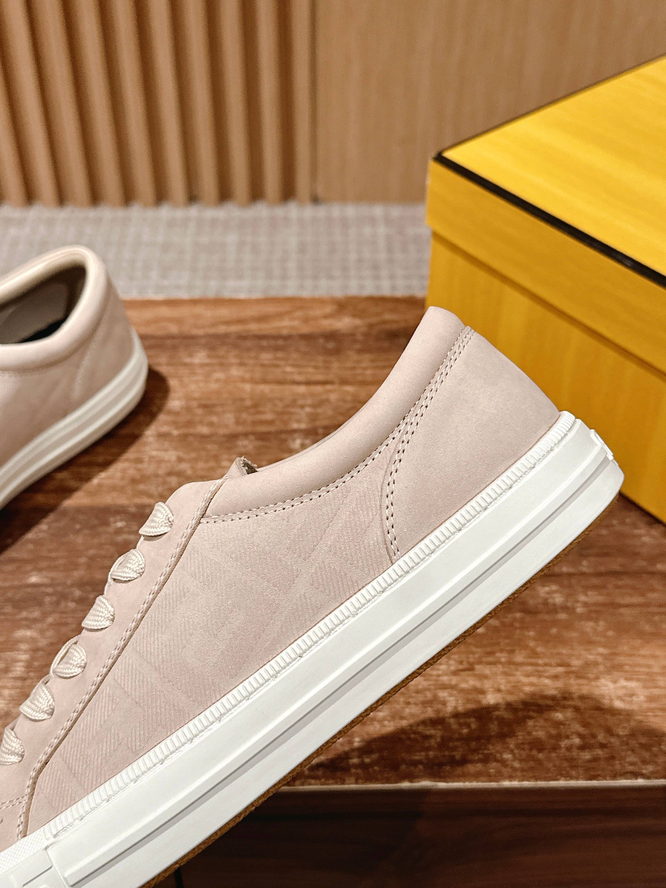 Beige low-top sneakers with side seam stitching and white rubber sole, unisex.