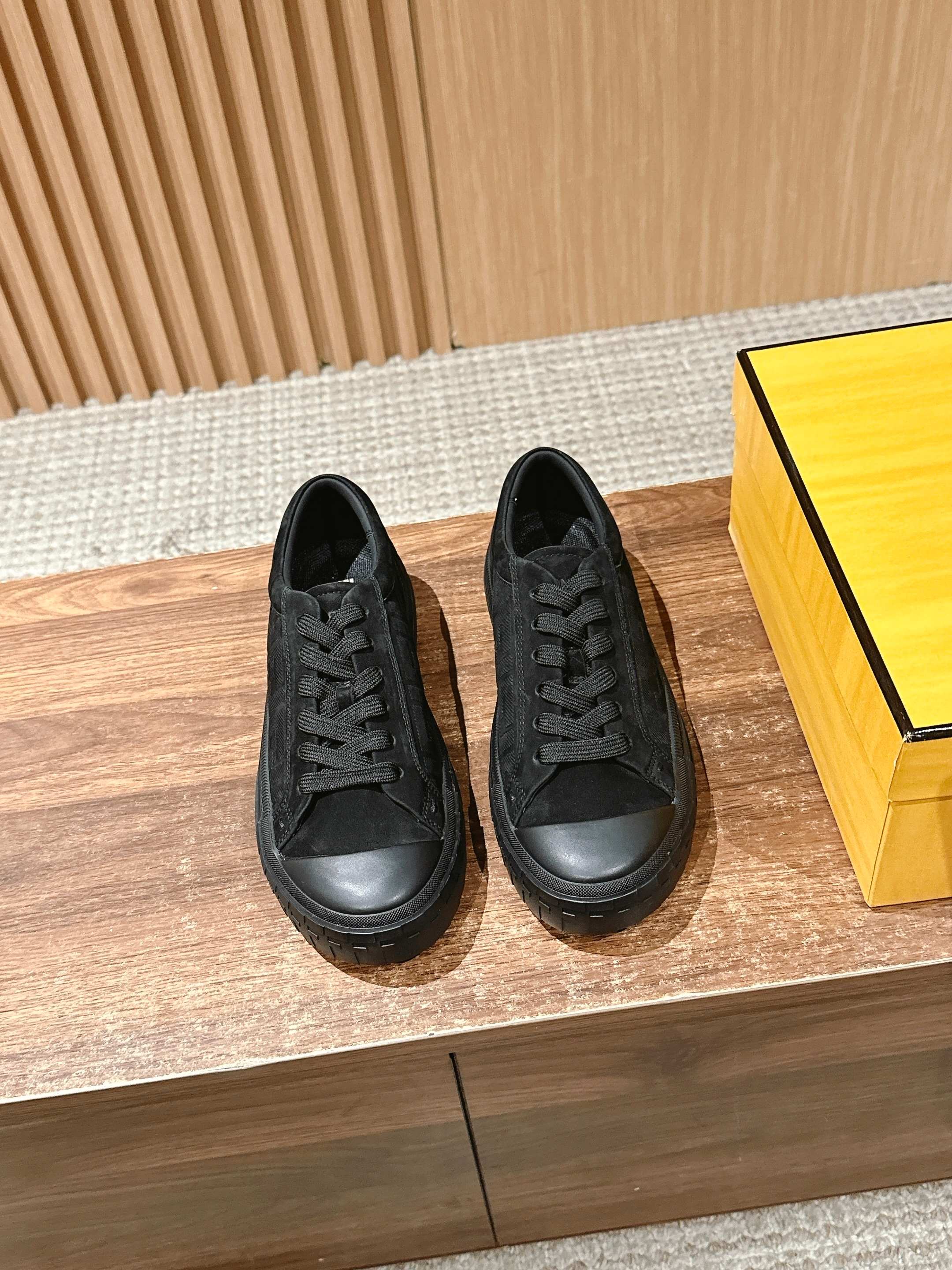 Luxury Shoes Fendi Unisex